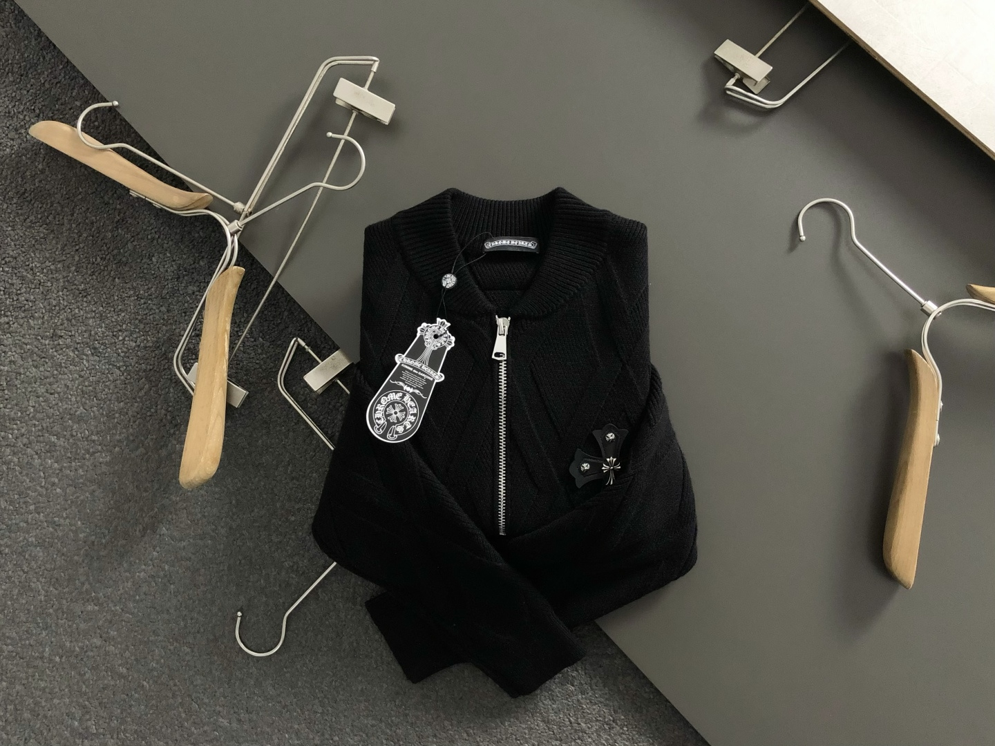 NO:627317,Ch*Micro wide version M-XXXl  The 2025 autumn and winter fashion brand wool knitted cardigan is mainly decorated with cross leather embellishments, and cleverly incorporates hidden zipper elements to break the monotony of traditional knitted sweaters and highlight individuality and uninhibitedness. The three-dimensional tailoring fits the body shape, and the design is neat and stylish, easily elongating the leg lines, creating a casual and free casual style.  The high-quality fabric is stiff and wear-resistant, breathable and comfortable, and is suitable for daily outings or light outdoor scenes. The detailed webbing embellishments add a fashionable texture. Whether it is a casual look with T-shirts and jeans, or a mixed style with layers, it can be easily managed. It is an indispensable fashion item in the autumn and winter transition seasons.  Available now for sale M-XXXL,,jeans,tees,t-shirt,alexander wang19860909Ch*微宽版型M-XXXl 2025秋冬潮牌羊毛针织开衫,以十字贴皮点缀为主调,巧妙融入暗纹拉链元素,打破传统针织衫的单调感,彰显个性与不羁.立体剪裁贴合身形,设计利落有型,轻松拉长腿部线条,打造随性洒脱的休闲风格.优质面料挺括耐磨,兼具透气性与舒适感,适合日常出街或轻户外场景.细节织带点缀,增添时尚质感,无论是搭配T恤牛仔裤的休闲look,还是叠的混搭风,都能轻松驾驭,是秋冬过渡季不可或缺的时尚单品. 现货发售发售M-XXXL,,jeans,tees，t-shirt,alexander wang,Men's clothing