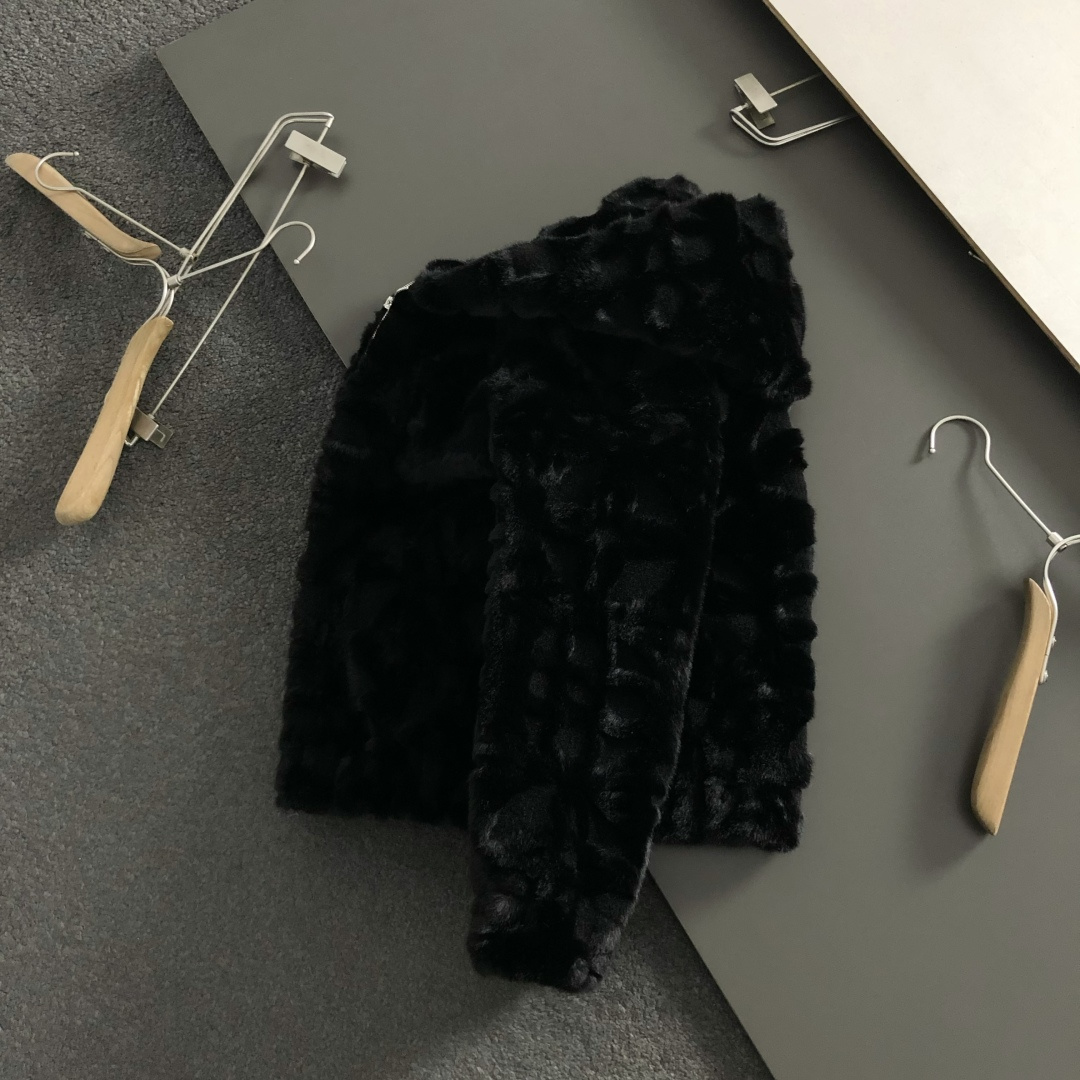 NO:627323,L brand* slightly wide version M-XXXl  The 2025 autumn and winter trendy mink velvet cardigan is mainly decorated with presbyopia and cleverly incorporates zipper hood elements to break the monotony of traditional mink velvet and highlight individuality and uninhibitedness. The three-dimensional tailoring fits the body shape and the design is neat and stylish. It can easily lengthen the leg lines and create a casual and free casual style. High quality  The fabric is stiff and wear-resistant, breathable and comfortable, and is suitable for daily outings or light outdoor scenes. The detailed webbing embellishments add a fashionable texture. Whether it is a casual look with T-shirts and jeans, or a mixed and matched style, it can be easily controlled. It is an indispensable fashion item in the autumn and winter transition seasons.  Available now for sale M-XXXL,,jeans,tees,t-shirt,hats,alexander wang19860909L牌*微宽版型M-XXXl 2025秋冬潮牌水貂绒开衫,以老花点缀为主调,巧妙融入拉链连帽元素,打破传统水貂绒的单调感,彰显个性与不羁.立体剪裁贴合身形,设计利落有型,轻松拉长腿部线条,打造随性洒脱的休闲风格.优质面料挺括耐磨,兼具透气性与舒适感,适合日常出街或轻户外场景.细节织带点缀,增添时尚质感,无论是搭配T恤牛仔裤的休闲look,还是叠的混搭风,都能轻松驾驭,是秋冬过渡季不可或缺的时尚单品. 现货发售发售M-XXXL,,jeans,tees，t-shirt,hats,alexander wang,Men's clothing