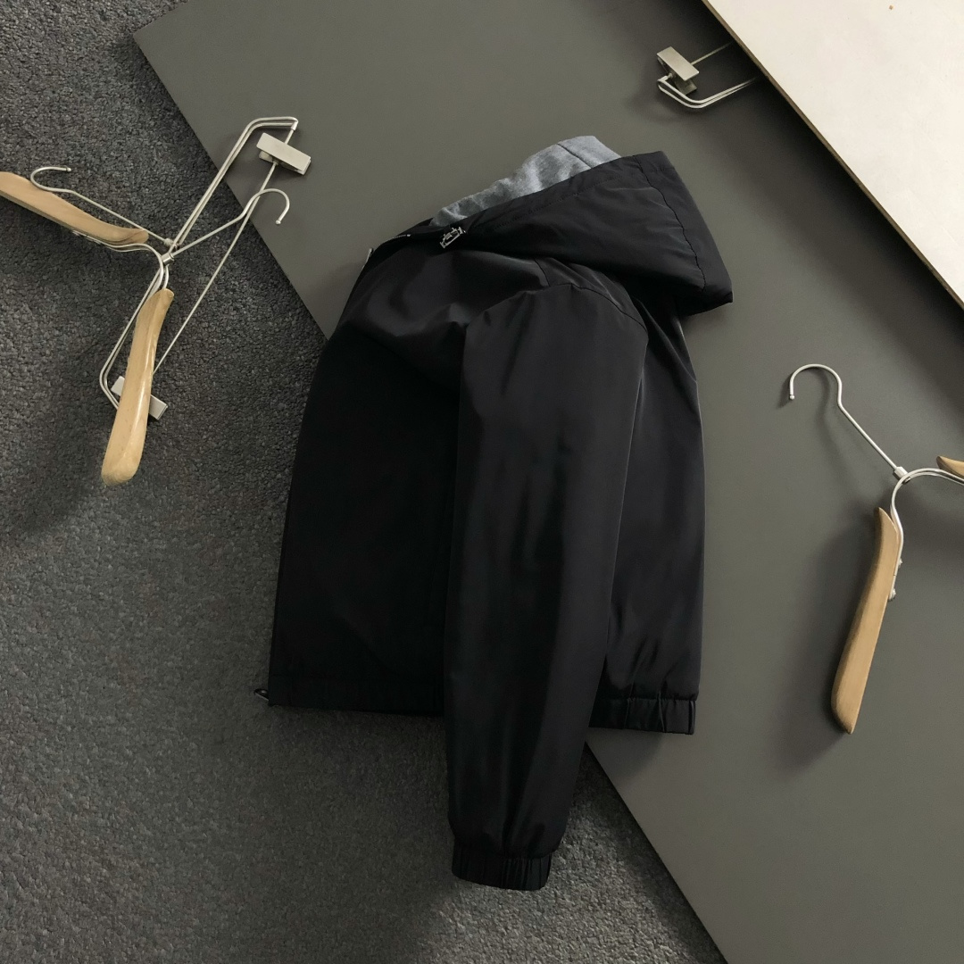 NO:627343,Lp*fitted version 48-56  The 2025 autumn and winter goose down is mainly decorated with old-money simple and versatile fabrics, and incorporates genuine leather accessories to highlight individuality and uninhibitedness. Three-dimensional tailoring fits the body shape, and the design is neat and stylish, easily elongating the leg lines, creating a casual and free style. High-quality fabrics are comfortable and warm,  It has both thermal insulation and comfort, and is suitable for daily outings or light outdoor scenes. The triangular jacquard embellishment on the back adds a fashionable texture. Whether it is a casual look with T-shirts and jeans, or a mixed and matched style, it can be easily controlled. It is an indispensable fashion item in the autumn and winter transition seasons.  Spot color black white, loro piana,jeans,tees,t-shirt,down jacket,alexander wang19860909Lp*合身版型48-56 2025秋冬鹅绒羽绒,以老钱简约百搭面料点缀为主调,融入真皮辅料元素,彰显个性与不羁.立体剪裁贴合身形,设计利落有型,轻松拉长腿部线条,打造随性洒脱的休闲风格.优质面料舒适保暖,兼具保温性与舒适感,适合日常出街或轻户外场景.细节后背三角提花点缀,增添时尚质感,无论是搭配T恤牛仔裤的休闲look,还是叠的混搭风,都能轻松驾驭,是秋冬过渡季不可或缺的时尚单品. 现货颜色 黑色 白色,,loro piana,jeans,tees，t-shirt,down jacket,alexander wang,Men's clothing