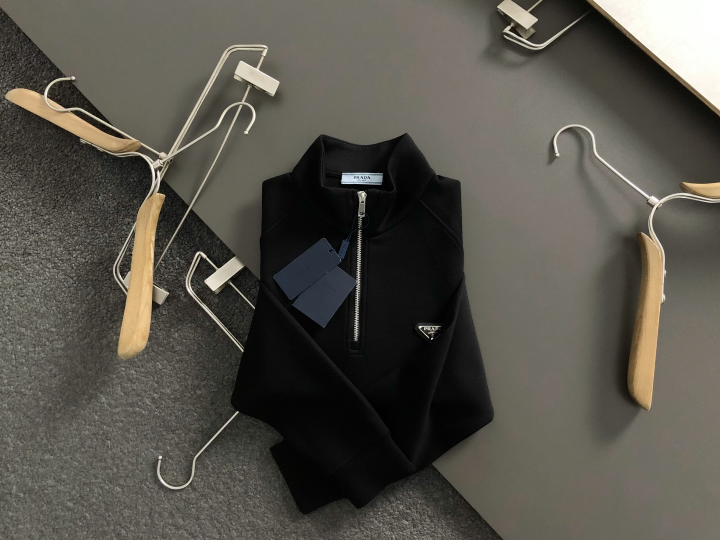 NO:627360,Prad*fitted fit M-xxxl  The 2025 autumn and winter cashmere sweater is mainly decorated with metal triangle logos and incorporates zipper elements to break the monotony of traditional wool and highlight individuality and uninhibitedness. The three-dimensional tailoring fits the body shape and the design is neat and stylish. It can easily lengthen the leg lines and create a casual and free style. High-quality fabrics are comfortable  It is warm, has both thermal insulation and comfort, and is suitable for daily outings or light outdoor scenes. The triangular jacquard embellishment on the back adds a fashionable texture. Whether it is a casual look with a T-shirt and jeans, or a mixed style layered, it can be easily controlled. It is an indispensable fashion item in the autumn and winter transition seasons.  Spot color black white, prada, jeans, tees, t-shirt, alexander wang19860909Prad*合身版型M-xxxl 2025秋冬羊绒羊毛衫,以金属三角标点缀为主调,融入拉链元素,打破传统羊毛的单调感,彰显个性与不羁.立体剪裁贴合身形,设计利落有型,轻松拉长腿部线条,打造随性洒脱的休闲风格.优质面料舒适保暖,兼具保温性与舒适感,适合日常出街或轻户外场景.细节后背三角提花点缀,增添时尚质感,无论是搭配T恤牛仔裤的休闲look,还是叠的混搭风,都能轻松驾驭,是秋冬过渡季不可或缺的时尚单品. 现货颜色 黑色 白色,,prada,jeans,tees，t-shirt,alexander wang,Men's clothing