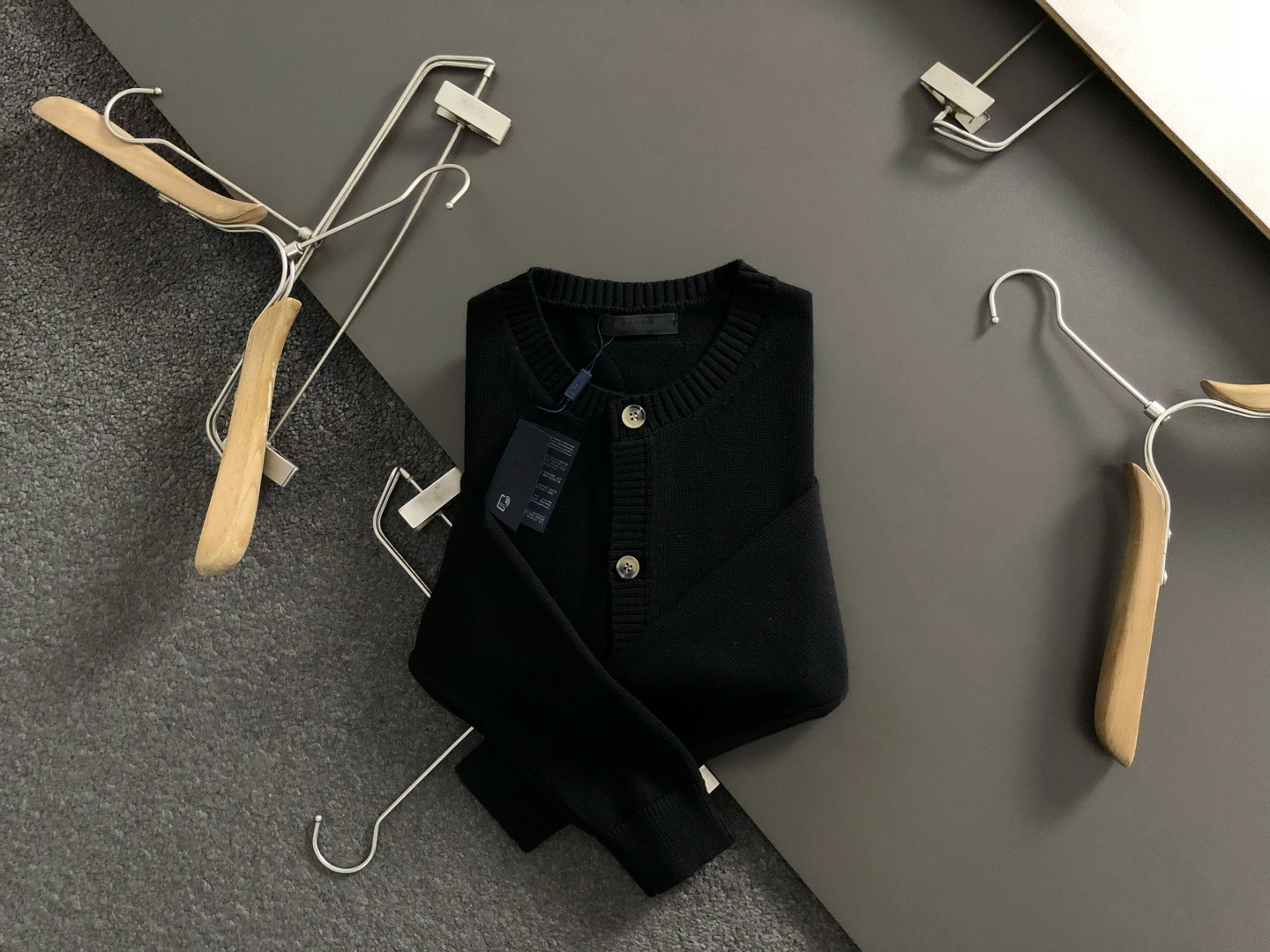 NO:627365,Prad*fitted fit S-Xl  The 2025 autumn and winter trendy brand wool sweaters are mainly decorated with old money style and clever button matching elements to break the monotony of traditional wool and highlight individuality and uninhibitedness. The three-dimensional tailoring fits the body shape and the design is neat and stylish. It can easily lengthen the leg lines and create a casual and free style. High-quality fabrics are comfortable  It is warm, has both thermal insulation and comfort, and is suitable for daily outings or light outdoor scenes. The triangular jacquard embellishment on the back adds a fashionable texture. Whether it is a casual look with a T-shirt and jeans, or a mixed style layered, it can be easily controlled. It is an indispensable fashion item in the autumn and winter transition seasons.  Spot color: black, beige, prada, jeans, tees, t-shirt, alexander wang19860909Prad*合身版型S-Xl 2025秋冬潮牌羊毛衫,以老钱风点缀为主调,巧妙纽扣搭配元素,打破传统羊毛的单调感,彰显个性与不羁.立体剪裁贴合身形,设计利落有型,轻松拉长腿部线条,打造随性洒脱的休闲风格.优质面料舒适保暖,兼具保温性与舒适感,适合日常出街或轻户外场景.细节后背三角提花点缀,增添时尚质感,无论是搭配T恤牛仔裤的休闲look,还是叠的混搭风,都能轻松驾驭,是秋冬过渡季不可或缺的时尚单品. 现货颜色 黑色 米色,,prada,jeans,tees，t-shirt,alexander wang,Men's clothing