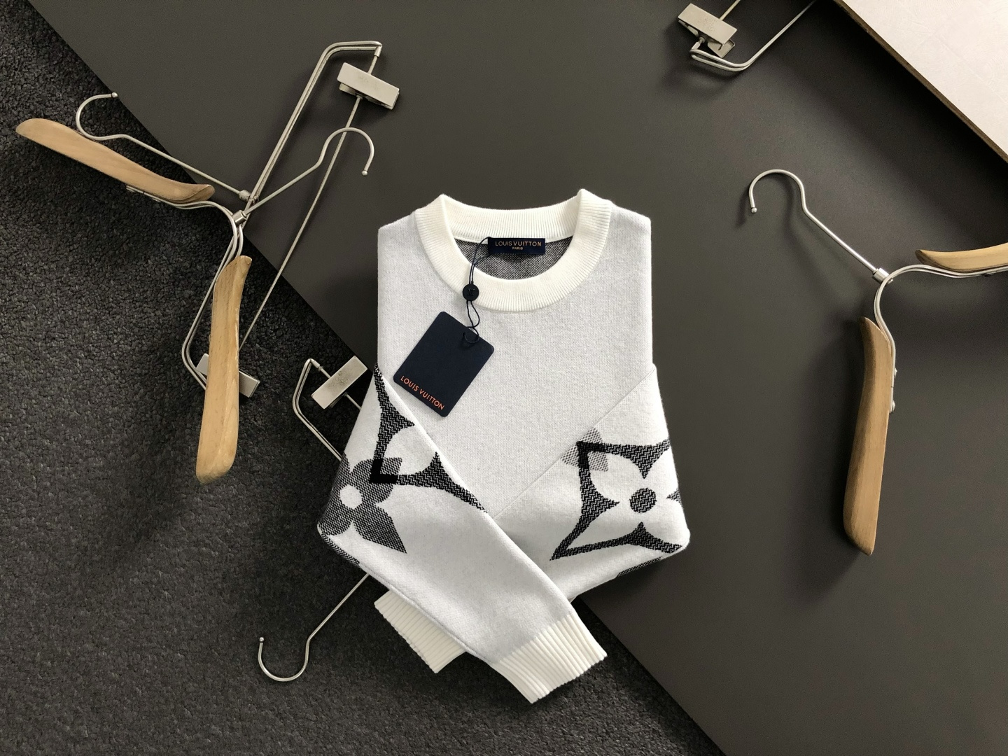 NO:627327,L brand*fitted version M-XXXl  The 2025 Autumn and Winter fashion brand woolen sweaters are mainly decorated with jacquard embellishments and clever presbyopic elements to break the monotony of traditional woolen sweaters and highlight individuality and uninhibitedness. The three-dimensional tailoring fits the body shape and the design is neat and stylish. It can easily lengthen the leg lines and create a casual and free style. High-quality fabrics  It is stiff and wear-resistant, has both breathability and comfort, and is suitable for daily outings or light outdoor scenes. The details are embellished with webbing to add a fashionable texture. Whether it is a casual look with T-shirts and jeans, or a mixed style layered, it can be easily controlled. It is an indispensable fashion item in the autumn and winter transition seasons.  Available now for sale M-XXXL,,jeans,tees,t-shirt,alexander wang19860909L牌*合身版型M-XXXl 2025秋冬潮牌羊毛衫,以提花点缀为主调,巧妙老花元素元素,打破传统羊毛衫的单调感,彰显个性与不羁.立体剪裁贴合身形,设计利落有型,轻松拉长腿部线条,打造随性洒脱的休闲风格.优质面料挺括耐磨,兼具透气性与舒适感,适合日常出街或轻户外场景.细节织带点缀,增添时尚质感,无论是搭配T恤牛仔裤的休闲look,还是叠的混搭风,都能轻松驾驭,是秋冬过渡季不可或缺的时尚单品. 现货发售发售M-XXXL,,jeans,tees，t-shirt,alexander wang,Men's clothing