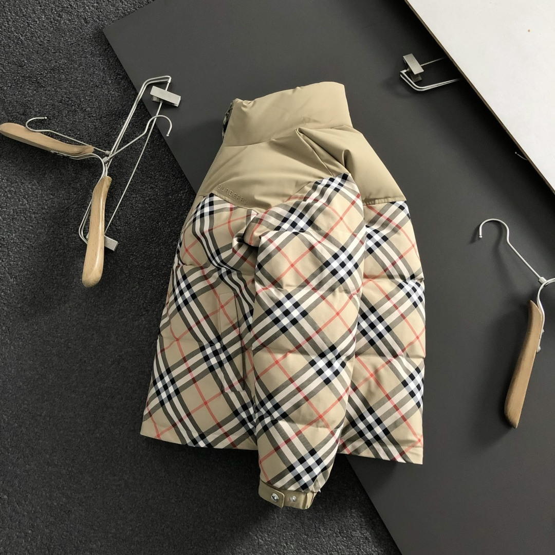 NO:627354,BBR* fit version 48-56  The 2025 autumn and winter white duck down jacket is mainly decorated with plaid neckline and lining elements, and incorporates letter embroidery elements. The lining pattern echoes to break the monotony of traditional down, highlighting individuality and uninhibitedness. The three-dimensional tailoring fits the body shape, and the design is neat and stylish, easily elongating the leg lines, creating a casual and free style.  High-quality fabrics are comfortable and warm, with both thermal insulation and comfort, suitable for daily outings or light outdoor scenes. The triangular jacquard embellishment on the back adds a fashionable texture. Whether it is a casual look with T-shirts and jeans, or a mixed style layered, it can be easily controlled. It is an indispensable fashion item in the autumn and winter transition seasons.  Available colors: black, white, jeans, jackets & coats, tees, t-shirt, down jacket, alexander wang19860909BBR*合身版型48-56 2025秋冬白鸭绒羽绒外套,以格纹领口拼接内里元素点缀为主调,融入字母刺绣元素,内里格纹呼应打破传统羽绒的单调感,彰显个性与不羁.立体剪裁贴合身形,设计利落有型,轻松拉长腿部线条,打造随性洒脱的休闲风格.优质面料舒适保暖,兼具保温性与舒适感,适合日常出街或轻户外场景.细节后背三角提花点缀,增添时尚质感,无论是搭配T恤牛仔裤的休闲look,还是叠的混搭风,都能轻松驾驭,是秋冬过渡季不可或缺的时尚单品. 现货颜色 黑色 白色,,jeans,jackets & coats,tees，t-shirt,down jacket,alexander wang,Men's clothing