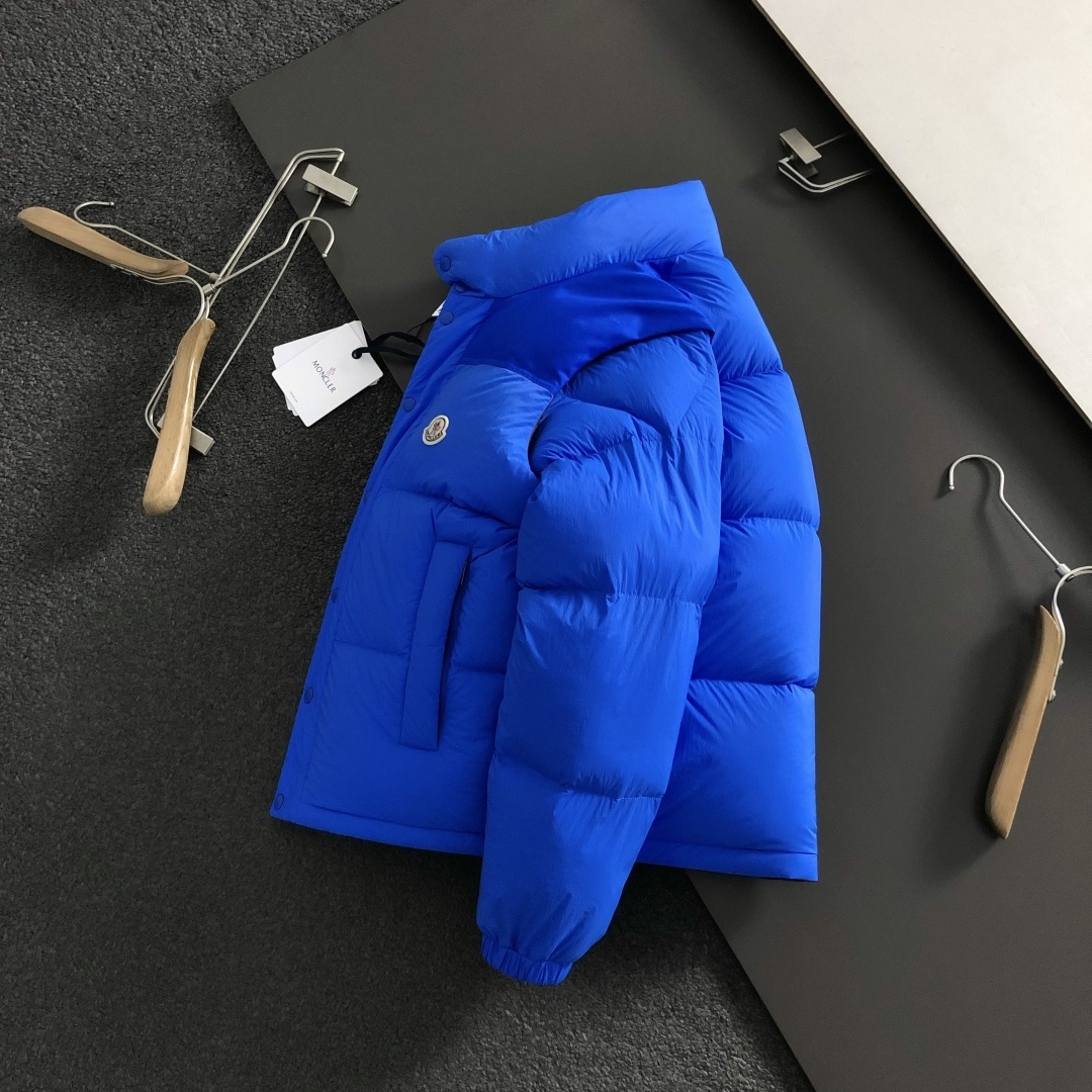 NO:627338,Prad** double-sided version 48-56  The 2025 autumn and winter 90 white duck down is mainly decorated with double-sided triangle logos and incorporates detachable and multi-functional wearing elements to break the monotony of traditional down and highlight individuality and uninhibitedness. The three-dimensional tailoring fits the body shape and the design is neat and stylish. It can easily lengthen the leg lines and create a casual and free style. High quality  The fabric is comfortable and warm, has both thermal insulation and comfort, and is suitable for daily outings or light outdoor scenes. The triangular jacquard embellishment on the back adds a fashionable texture. Whether it is a casual look with a T-shirt and jeans, or a layered mix and match style, it can be easily controlled. It is an indispensable fashion item in the autumn and winter transition seasons.  Spot color black white, prada, jeans, tees, t-shirt, down jacket, alexander wang19860909Prad**双面版型48-56 2025秋冬90白鸭绒羽绒,以双面三角标点缀为主调,融入可拆卸多功能穿搭元素,打破传统羽绒的单调感,彰显个性与不羁.立体剪裁贴合身形,设计利落有型,轻松拉长腿部线条,打造随性洒脱的休闲风格.优质面料舒适保暖,兼具保温性与舒适感,适合日常出街或轻户外场景.细节后背三角提花点缀,增添时尚质感,无论是搭配T恤牛仔裤的休闲look,还是叠的混搭风,都能轻松驾驭,是秋冬过渡季不可或缺的时尚单品. 现货颜色 黑色 白色,,prada,jeans,tees，t-shirt,down jacket,alexander wang,Men's clothing