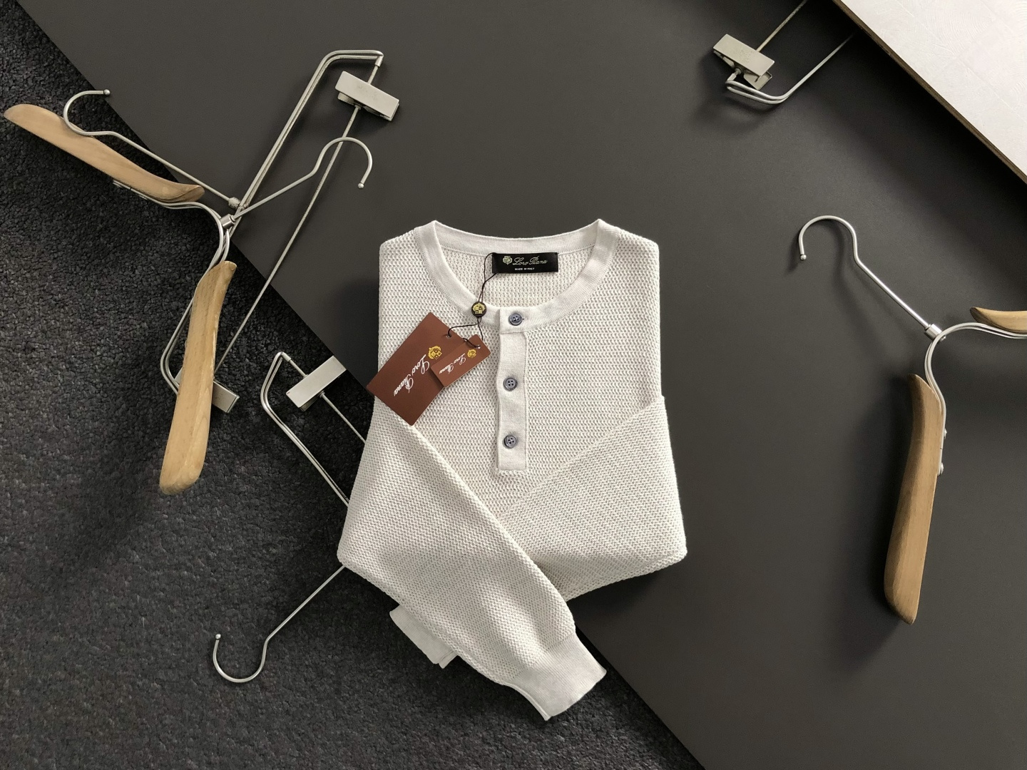 NO:627377,L brand*fitted version m-xxl  The 2025 autumn and winter trendy cardigans are mainly decorated with old money style fabric elements and cleverly incorporate stand-up collar button elements, breaking the monotony of traditional wool and showing individuality and uninhibitedness. The three-dimensional tailoring fits the body shape, the design is neat and stylish, and it can easily lengthen the leg lines, creating a casual and free casual style. High-quality fabric  The material is comfortable and warm, has both thermal insulation and comfort, and is suitable for daily outings or light outdoor scenes. The triangular jacquard embellishment on the back adds a fashionable texture. Whether it is a casual look with a T-shirt and jeans, or a layered mix and match style, it can be easily controlled. It is an indispensable fashion item in the autumn and winter transition seasons.  Spot color: black, beige, jeans, tees, t-shirt, alexander wang19860909L牌*合身版型m-xxl 2025秋冬潮牌羊毛衫,以老钱风面料元素点缀为主调,巧妙融入立领纽扣元素,打破传统羊毛的单调感,彰显个性与不羁.立体剪裁贴合身形,设计利落有型,轻松拉长腿部线条,打造随性洒脱的休闲风格.优质面料舒适保暖,兼具保温性与舒适感,适合日常出街或轻户外场景.细节后背三角提花点缀,增添时尚质感,无论是搭配T恤牛仔裤的休闲look,还是叠的混搭风,都能轻松驾驭,是秋冬过渡季不可或缺的时尚单品. 现货颜色 黑色 米色,,jeans,tees，t-shirt,alexander wang,Men's clothing