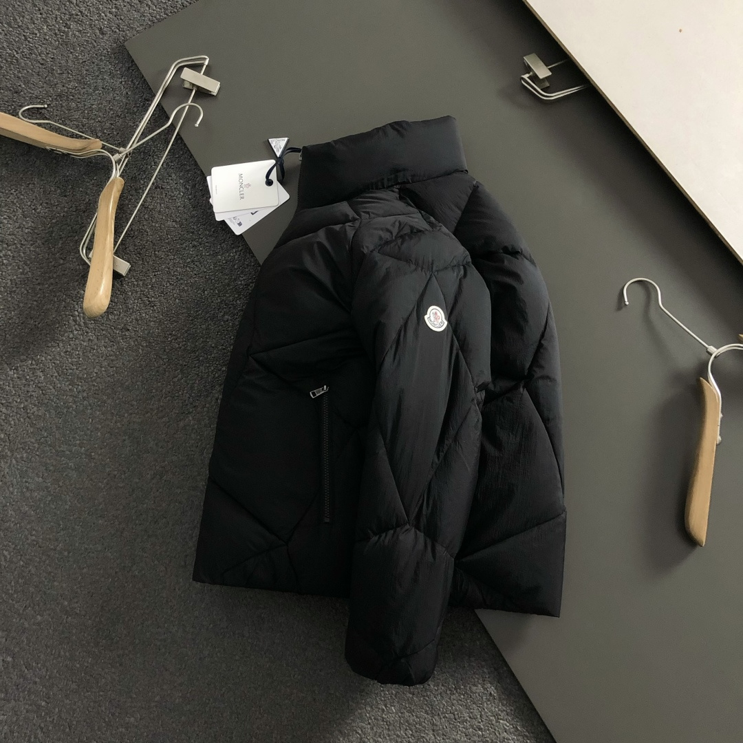 NO:627349,Mon** fit version 48-56  The 2025 autumn and winter down jacket is mainly decorated with pressed armbands and incorporates diamond-shaped three-dimensional filling elements to break the monotony of traditional down and highlight individuality and uninhibitedness. The three-dimensional tailoring fits the body shape and the design is neat and stylish. It can easily lengthen the leg lines and create a casual and free style. High-quality fabrics are comfortable  It is suitable for keeping warm, has both thermal insulation and comfort, and is suitable for daily outings or light outdoor scenes. The triangular jacquard embellishment on the back adds a fashionable texture. Whether it is a casual look with a T-shirt and jeans, or a mixed and matched style, it can be easily controlled. It is an indispensable fashion item in the autumn and winter transition seasons.  Available colors: black, white, jeans, jackets & coats, tees, t-shirt, down jacket, alexander wang19860909Mon**合身版型48-56 2025秋冬羽绒外套,以压线袖标点缀为主调,融入菱型立体填充元素,打破传统羽绒的单调感,彰显个性与不羁.立体剪裁贴合身形,设计利落有型,轻松拉长腿部线条,打造随性洒脱的休闲风格.优质面料舒适保暖,兼具保温性与舒适感,适合日常出街或轻户外场景.细节后背三角提花点缀,增添时尚质感,无论是搭配T恤牛仔裤的休闲look,还是叠的混搭风,都能轻松驾驭,是秋冬过渡季不可或缺的时尚单品. 现货颜色 黑色 白色,,jeans,jackets & coats,tees，t-shirt,down jacket,alexander wang,Men's clothing