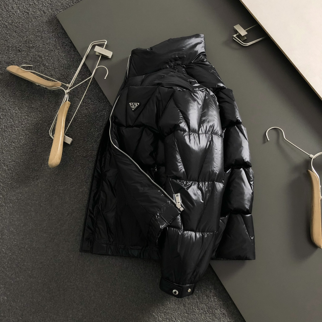 NO:627310,Prad** fitted version 48-56  The 2025 autumn and winter 90 white duck down vest is mainly decorated with metal triangle logos and incorporates V-shaped three-dimensional filling elements to break the monotony of traditional down and highlight individuality and uninhibitedness. The three-dimensional tailoring fits the body shape and the design is neat and stylish. It can easily lengthen the leg lines and create a casual and free style. High quality  The fabric is comfortable and warm, has both thermal insulation and comfort, and is suitable for daily outings or light outdoor scenes. The triangular jacquard embellishment on the back adds a fashionable texture. Whether it is a casual look with a T-shirt and jeans, or a layered mix and match style, it can be easily controlled. It is an indispensable fashion item in the autumn and winter transition seasons.  Spot color black white, prada, jeans, tees, t-shirt, down jacket, alexander wang19860909Prad**合身版型48-56 2025秋冬90白鸭绒羽绒马甲,以金属三角标点缀为主调,融入V型立体填充元素,打破传统羽绒的单调感,彰显个性与不羁.立体剪裁贴合身形,设计利落有型,轻松拉长腿部线条,打造随性洒脱的休闲风格.优质面料舒适保暖,兼具保温性与舒适感,适合日常出街或轻户外场景.细节后背三角提花点缀,增添时尚质感,无论是搭配T恤牛仔裤的休闲look,还是叠的混搭风,都能轻松驾驭,是秋冬过渡季不可或缺的时尚单品. 现货颜色 黑色 白色,,prada,jeans,tees，t-shirt,down jacket,alexander wang,Men's clothing