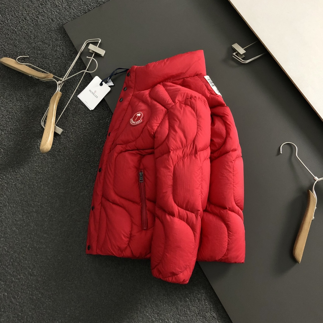 NO:644724,Mon*positive size 48-56  2025 Autumn and Winter 90 White Duck Down Jacket, red embossed fabric combined with armband technology breaks the monotony of traditional down, highlighting individuality and uninhibitedness. Three-dimensional tailoring fits the body shape, and the design is neat and stylish, easily elongating the leg lines, creating a casual and free style. High-quality fabrics are comfortable and secure  It is warm, has both thermal insulation and comfort, and is suitable for daily outings or light outdoor scenes. The triangular jacquard embellishment on the back adds a fashionable texture. Whether it is a casual look with T-shirts and jeans, or a mixed style layered, it can be easily controlled. It is an indispensable fashion item in the autumn and winter transition seasons.  Available colors: black, white, jeans, jackets & coats, tees, t-shirt, down jacket, alexander wang19860909Mon*正码正拍48-56 2025秋冬90白鸭绒羽绒外套,红色压花面料融合袖标工艺,打破传统羽绒的单调感,彰显个性与不羁.立体剪裁贴合身形,设计利落有型,轻松拉长腿部线条,打造随性洒脱的休闲风格.优质面料舒适保暖,兼具保温性与舒适感,适合日常出街或轻户外场景.细节后背三角提花点缀,增添时尚质感,无论是搭配T恤牛仔裤的休闲look,还是叠的混搭风,都能轻松驾驭,是秋冬过渡季不可或缺的时尚单品. 现货颜色 黑色 白色,,jeans,jackets & coats,tees，t-shirt,down jacket,alexander wang,Men's clothing