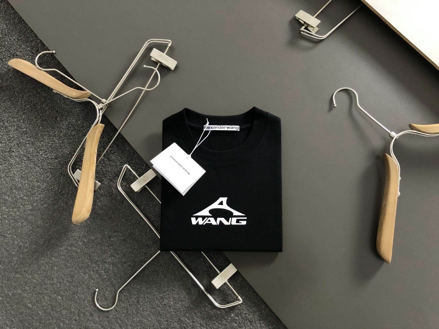 NO:648860,wang*fitted version S-XXl 25 autumn and winter letter embossed trendy brand short sleeves, exquisite crafts counter fabrics, blended with top elements, complete with 3 standards, fashionable for men, unparalleled in terms of upper body comfort and existence, can be said to be a must-have in summer 170-135 (s) 175-150 (M) 178-160 (L) 180-170 (XL)  180-180(XXL),,T-shirt,alexander wang19860909wang*合身版型S-XXl 25秋冬字母压花潮牌短袖,精致工艺专柜面料,顶级元素融合打造,3标齐全,潮男时尚,无论是上身舒适度还是都是无可比拟的存在,可以说是夏日必备 170-135(s)175-150(M) 178-160(L)180-170(XL) 180-180(XXL),,T-shirt,alexander wang,Men's clothing