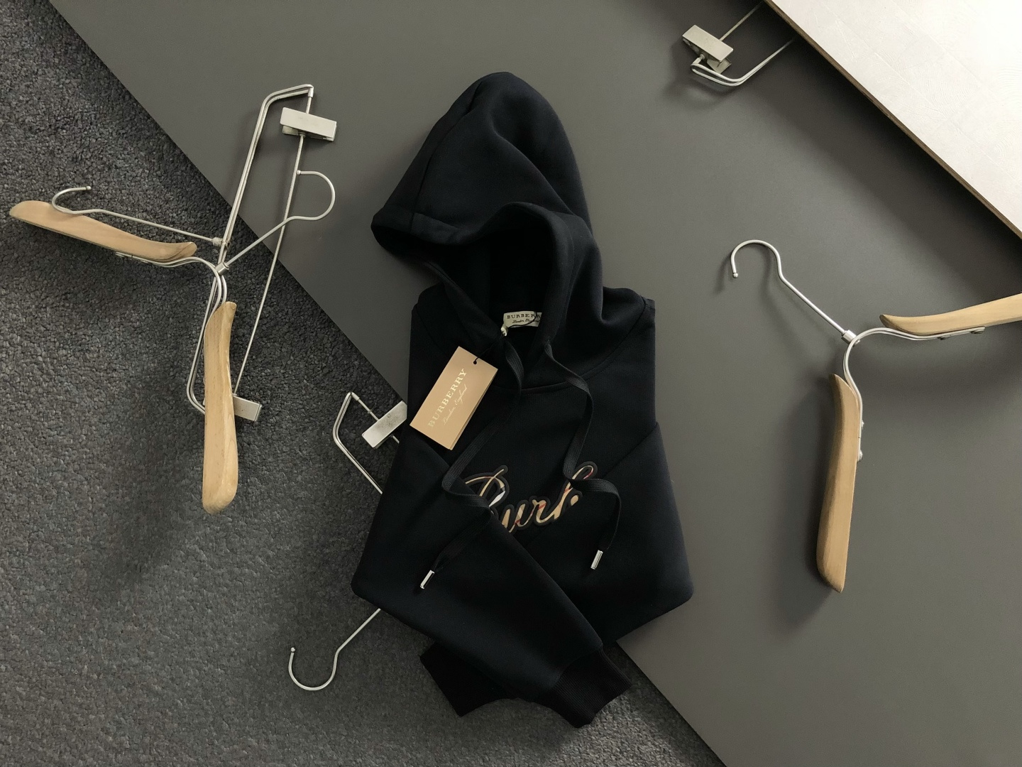 NO:648882,BBR*fitted version M-XXXl  The 2025 autumn and winter trendy sweatshirts are based on classic knight prints and cleverly incorporate plaid contrasting elements to break the monotony of traditional sweatshirts and highlight individuality and uninhibitedness. The three-dimensional tailoring fits the body shape and the design is neat and stylish. It can easily lengthen the leg lines and create a casual and free casual style. High-quality surface  The material is stiff and wear-resistant, breathable and comfortable, making it suitable for daily outings or light outdoor scenes. The details are embellished with webbing to add a fashionable texture. Whether it is a casual look with T-shirts and jeans, or a mixed and matched style, it can be easily controlled. It is an indispensable fashion item in the autumn and winter transition seasons.  Available now for sale M-XXXL,,hoodie,sweatshirts,jeans,tees,t-shirt,alexander wang19860909BBR*合身版型M-XXXl 2025秋冬潮牌卫衣,以经典骑士印花为主调,巧妙融入格纹撞色元素,打破传统卫衣的单调感,彰显个性与不羁.立体剪裁贴合身形,设计利落有型,轻松拉长腿部线条,打造随性洒脱的休闲风格.优质面料挺括耐磨,兼具透气性与舒适感,适合日常出街或轻户外场景.细节织带点缀,增添时尚质感,无论是搭配T恤牛仔裤的休闲look,还是叠的混搭风,都能轻松驾驭,是秋冬过渡季不可或缺的时尚单品. 现货发售发售M-XXXL,,hoodie,sweatshirts,jeans,tees，t-shirt,alexander wang,Men's clothing