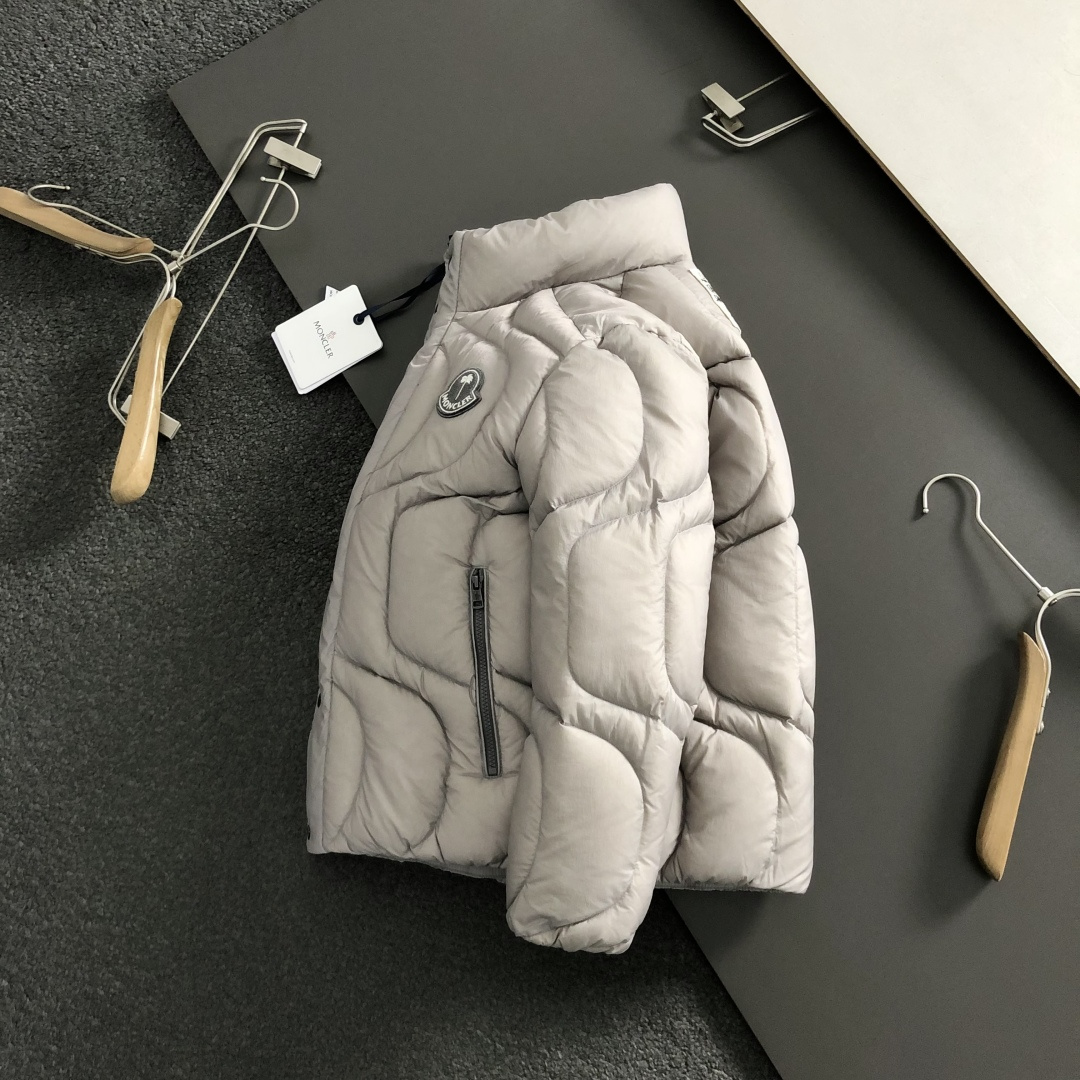 NO:648846,Mon*positive size 48-56  2025 Autumn and Winter 90 White Duck Down Jacket, red embossed fabric combined with armband technology breaks the monotony of traditional down, highlighting individuality and uninhibitedness. Three-dimensional tailoring fits the body shape, and the design is neat and stylish, easily elongating the leg lines, creating a casual and free style. High-quality fabrics are comfortable and secure  It is warm, has both thermal insulation and comfort, and is suitable for daily outings or light outdoor scenes. The triangular jacquard embellishment on the back adds a fashionable texture. Whether it is a casual look with T-shirts and jeans, or a mixed style layered, it can be easily controlled. It is an indispensable fashion item in the autumn and winter transition seasons.  Available colors: black, white, jeans, jackets & coats, tees, t-shirt, down jacket, alexander wang19860909Mon*正码正拍48-56 2025秋冬90白鸭绒羽绒外套,红色压花面料融合袖标工艺,打破传统羽绒的单调感,彰显个性与不羁.立体剪裁贴合身形,设计利落有型,轻松拉长腿部线条,打造随性洒脱的休闲风格.优质面料舒适保暖,兼具保温性与舒适感,适合日常出街或轻户外场景.细节后背三角提花点缀,增添时尚质感,无论是搭配T恤牛仔裤的休闲look,还是叠的混搭风,都能轻松驾驭,是秋冬过渡季不可或缺的时尚单品. 现货颜色 黑色 白色,,jeans,jackets & coats,tees，t-shirt,down jacket,alexander wang,Men's clothing