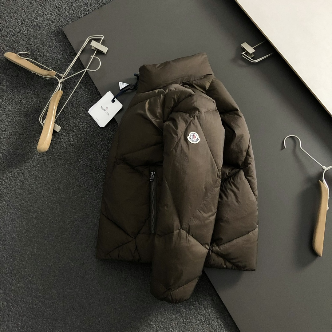 NO:648896,Mon** fit version 48-56  The 2025 autumn and winter down jacket is mainly decorated with pressed armbands and incorporates diamond-shaped three-dimensional filling elements to break the monotony of traditional down and highlight individuality and uninhibitedness. The three-dimensional tailoring fits the body shape and the design is neat and stylish. It can easily lengthen the leg lines and create a casual and free style. High-quality fabrics are comfortable  It is suitable for keeping warm, has both thermal insulation and comfort, and is suitable for daily outings or light outdoor scenes. The triangular jacquard embellishment on the back adds a fashionable texture. Whether it is a casual look with a T-shirt and jeans, or a mixed and matched style, it can be easily controlled. It is an indispensable fashion item in the autumn and winter transition seasons.  Available colors,jeans,jackets & coats,tees,t-shirt,down jacket,alexander wang19860909Mon**合身版型48-56 2025秋冬羽绒外套,以压线袖标点缀为主调,融入菱型立体填充元素,打破传统羽绒的单调感,彰显个性与不羁.立体剪裁贴合身形,设计利落有型,轻松拉长腿部线条,打造随性洒脱的休闲风格.优质面料舒适保暖,兼具保温性与舒适感,适合日常出街或轻户外场景.细节后背三角提花点缀,增添时尚质感,无论是搭配T恤牛仔裤的休闲look,还是叠的混搭风,都能轻松驾驭,是秋冬过渡季不可或缺的时尚单品. 现货颜色,,jeans,jackets & coats,tees，t-shirt,down jacket,alexander wang,Men's clothing