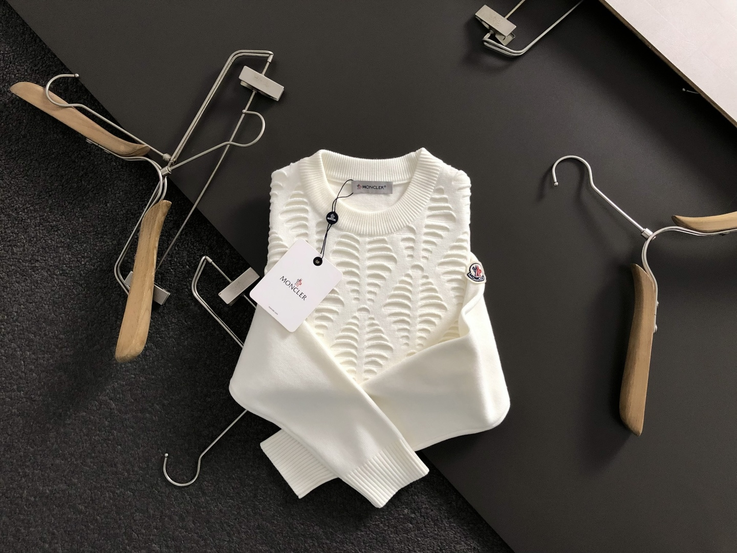 NO:648889,Mon+ fitted fit M-XXXl  The 2025 autumn and winter trendy brand wool sweaters are mainly decorated with three-dimensional jacquard embellishments with feather crafts, and cleverly incorporate armband elements, breaking the monotony of traditional wool sweaters, highlighting individuality and uninhibitedness. The three-dimensional tailoring fits the body shape, and the design is neat and stylish, easily elongating the leg lines, creating a casual and free casual style. Excellent  The high-quality fabric is crisp and wear-resistant, with both breathability and comfort, making it suitable for daily outings or light outdoor scenes. The detailed webbing embellishments add a fashionable texture. Whether it is a casual look with T-shirts and jeans, or a mixed style with layers, it can be easily managed. It is an indispensable fashion item in the autumn and winter transition seasons.  Available now for sale M-XXXL,,jeans,tees,t-shirt,alexander wang19860909Mon+合身版型M-XXXl 2025秋冬潮牌羊毛衫,以羽毛工艺立体提花点缀为主调,巧妙融入袖标元素,打破传统羊毛衫的单调感,彰显个性与不羁.立体剪裁贴合身形,设计利落有型,轻松拉长腿部线条,打造随性洒脱的休闲风格.优质面料挺括耐磨,兼具透气性与舒适感,适合日常出街或轻户外场景.细节织带点缀,增添时尚质感,无论是搭配T恤牛仔裤的休闲look,还是叠的混搭风,都能轻松驾驭,是秋冬过渡季不可或缺的时尚单品. 现货发售发售M-XXXL,,jeans,tees，t-shirt,alexander wang,Men's clothing