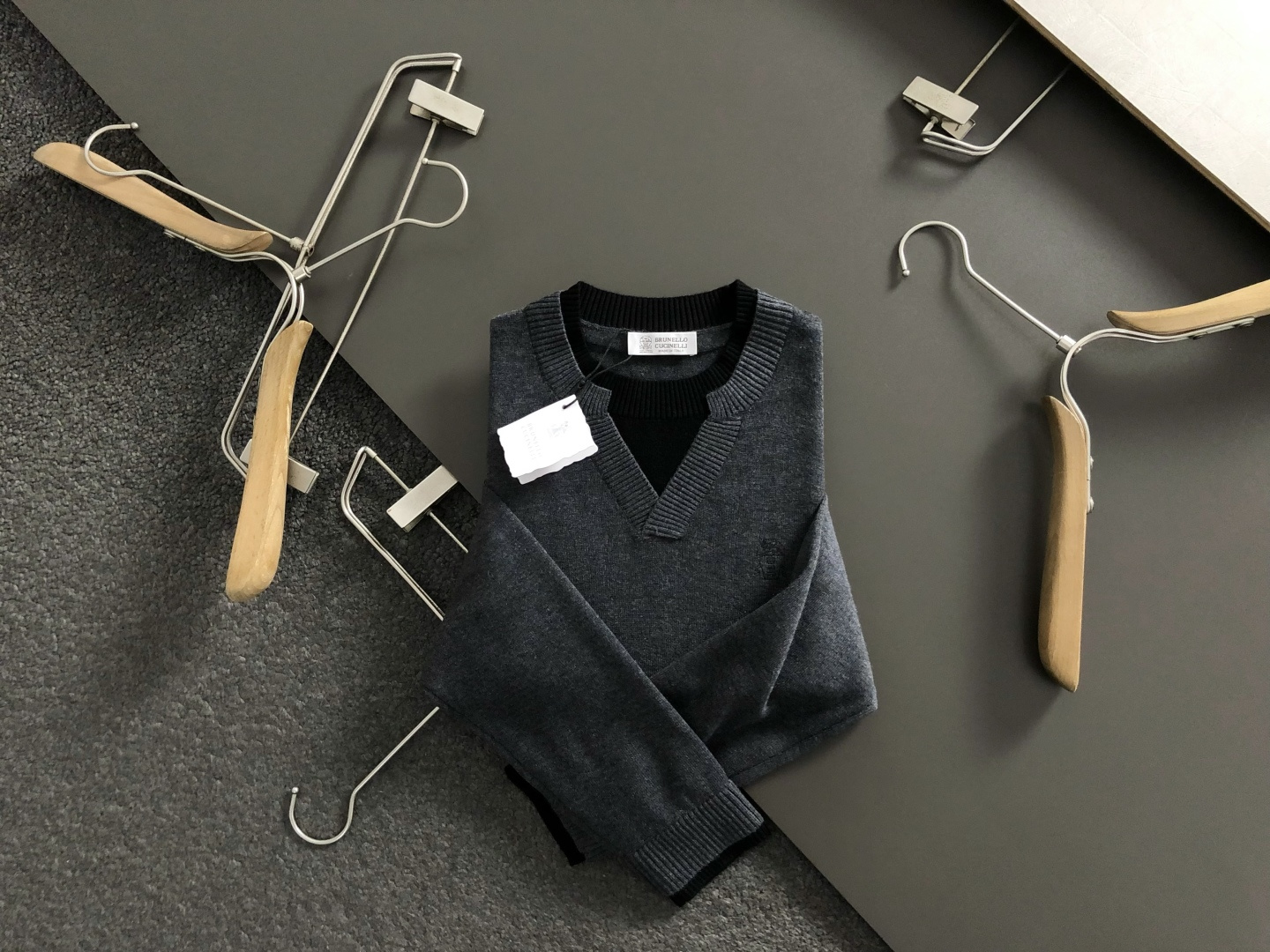 NO:648903,BC*fitted version M-XXXl  The 2025 autumn and winter old money woolen sweater features a double-layer V-shaped neckline with contrasting color embellishments as the main tone, and cleverly embroidered classic elements, breaking the monotony of traditional woolen sweaters and highlighting individuality and uninhibitedness. The three-dimensional tailoring fits the body shape, and the design is neat and stylish, easily elongating the leg lines, creating a casual and easy casual style. Excellent  The high-quality fabric is crisp and wear-resistant, with both breathability and comfort, making it suitable for daily outings or light outdoor scenes. The detailed webbing embellishments add a fashionable texture. Whether it is a casual look with T-shirts and jeans, or a mixed style with layers, it can be easily managed. It is an indispensable fashion item in the autumn and winter transition seasons.  Available now for sale M-XXXL,,jeans,tees,t-shirt,alexander wang19860909BC*合身版型M-XXXl 2025秋冬老钱羊毛衫,以双层V型领口撞色点缀为主调,巧妙刺绣经典元素,打破传统羊毛衫的单调感,彰显个性与不羁.立体剪裁贴合身形,设计利落有型,轻松拉长腿部线条,打造随性洒脱的休闲风格.优质面料挺括耐磨,兼具透气性与舒适感,适合日常出街或轻户外场景.细节织带点缀,增添时尚质感,无论是搭配T恤牛仔裤的休闲look,还是叠的混搭风,都能轻松驾驭,是秋冬过渡季不可或缺的时尚单品. 现货发售发售M-XXXL,,jeans,tees，t-shirt,alexander wang,Men's clothing