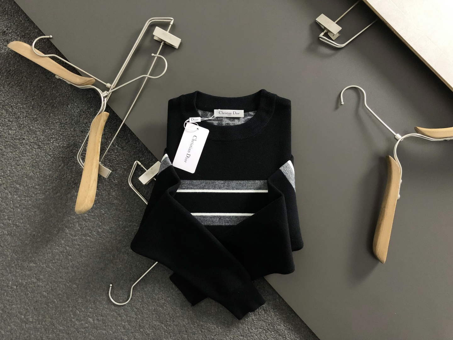 NO:648877,Dir*fitted fit M-XXXl  The 2025 autumn and winter trendy brand wool sweaters are mainly decorated with stripes and contrasting jacquards, and are cleverly integrated into the hem zipper elements. The jacquards arranged all over the back break the monotony of traditional wool sweaters, highlighting individuality and uninhibitedness. The three-dimensional tailoring fits the body shape, and the design is neat and stylish, easily elongating the leg lines, creating a casual and free leisure style.  Style. The high-quality fabric is stiff and wear-resistant, breathable and comfortable, suitable for daily outings or light outdoor scenes. Detailed webbing embellishments add a fashionable texture. Whether it is a casual look with T-shirts and jeans, or a mixed style layered, it can be easily controlled. It is an indispensable fashion item in the autumn and winter transition seasons.  Available now for sale M-XXXL,,jeans,tees,t-shirt,alexander wang19860909Dir*合身版型M-XXXl 2025秋冬潮牌羊毛衫,以条纹撞色提花点缀为主调,巧妙融入下摆拉链元素,后幅满幅排列提花打破传统羊毛衫的单调感,彰显个性与不羁.立体剪裁贴合身形,设计利落有型,轻松拉长腿部线条,打造随性洒脱的休闲风格.优质面料挺括耐磨,兼具透气性与舒适感,适合日常出街或轻户外场景.细节织带点缀,增添时尚质感,无论是搭配T恤牛仔裤的休闲look,还是叠的混搭风,都能轻松驾驭,是秋冬过渡季不可或缺的时尚单品. 现货发售发售M-XXXL,,jeans,tees，t-shirt,alexander wang,Men's clothing