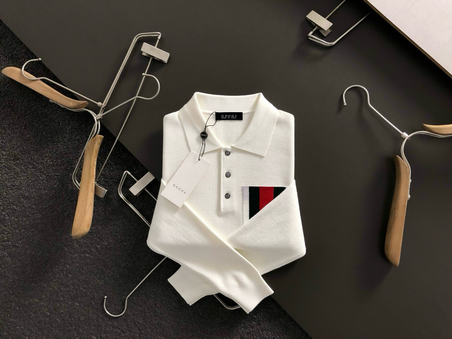 NO:648866,Gucc* fit version M-XXXL 2025 new autumn and winter red and green jacquard letters deconstructed pullover lapel sweater, exquisite crafts counter fabrics, fusion of top elements, complete 3 standards, trendy men's fashion, both upper body comfort and unparalleled existence 170-130 (M) 175-145 (L) 178-155 (XL) 180-165 (XXL)  180-180(XXXL) your,,gucci,alexander wang19860909Gucc*合身版型M-XXXL 2025秋冬新款红绿提花字母解构套头翻领针织衫,精致工艺专柜面料,顶级元素融合打造,3标齐全,潮男时尚,无论是上身舒适度还是都是无可比拟的存在 170-130(M) 175-145(L) 178-155(XL)180-165(XXL) 180-180(XXXL) your,,gucci,alexander wang,Men's clothing