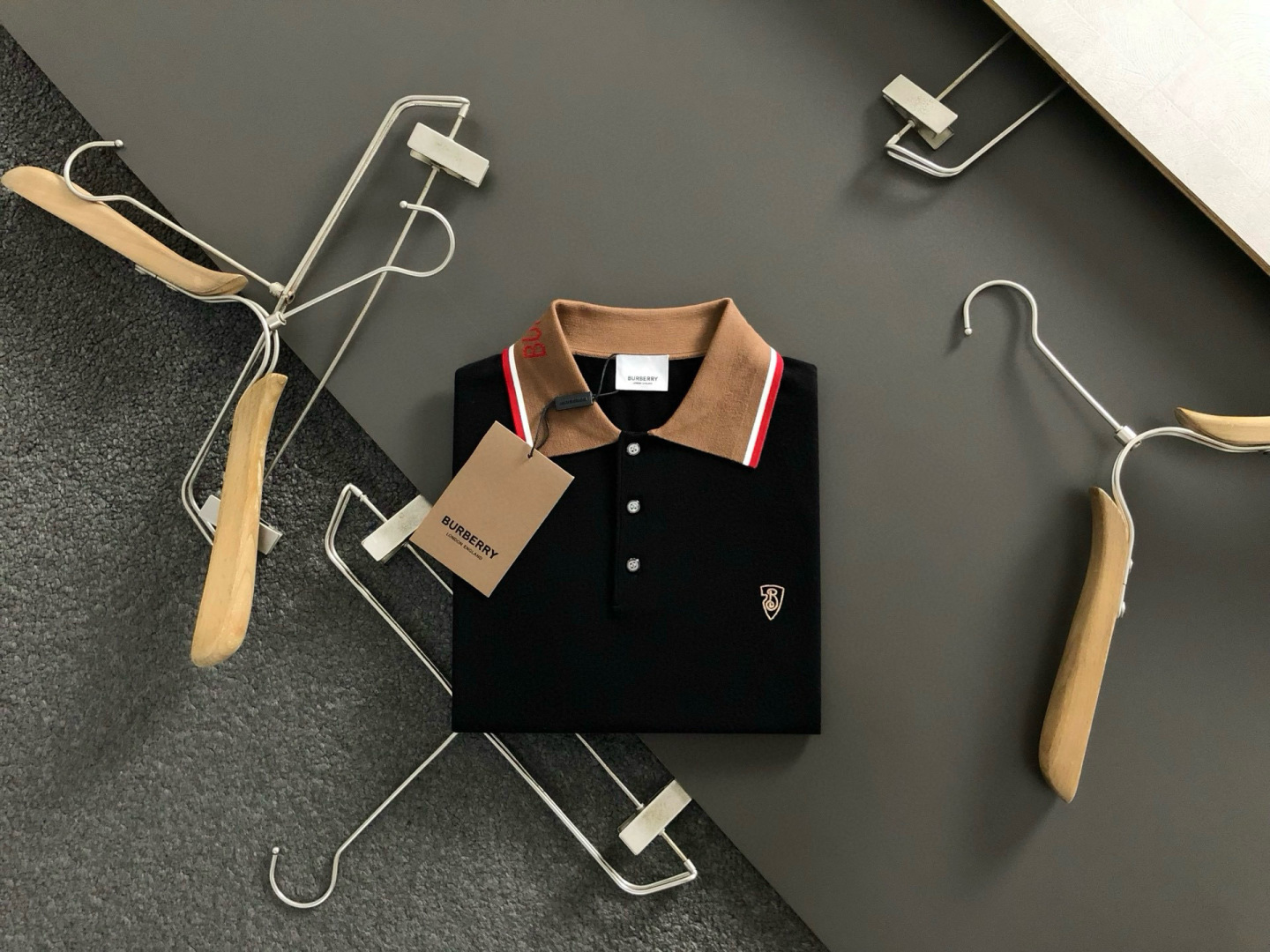 NO:648872,BBR* fit version M-XXXL 2025 autumn and winter white coffee color block collar letter jacquard embroidered logo wool short sleeves, exquisite crafts counter fabrics, fusion of top elements, classic short sleeves with 3 labels, trendy men's fashion, both upper body comfort and unparalleled existence 170-135 (M) 175-(L) 178-160 (XL) 180-170 (XXL)  180-180(XXXL),,T-shirt,alexander wang19860909BBR*合身版型M-XXXL 2025秋冬白咖拼色领口字母提花绣标羊毛短袖,精致工艺专柜面料,顶级元素融合打造,经典短袖3标齐全,潮男时尚,无论是上身舒适度还是都是无可比拟的存在 170-135(M) 175-(L) 178-160(XL)180-170(XXL) 180-180(XXXL),,T-shirt,alexander wang,Men's clothing