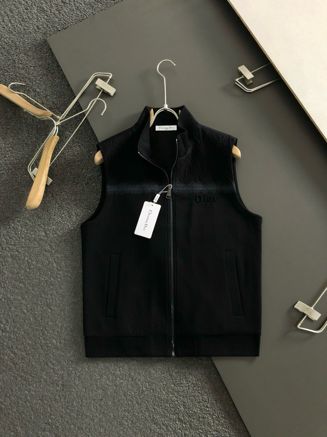 NO:648878,Dir** fit version M-XXXL 25 autumn and winter top quality thread embroidered letter embossed knitted stitching stand collar vest, top craft knitted fabric fused with metal hardware accessories zipper cardigan vest, top fashion versatile style, imported fabrics, top high craftsmanship, super good fit, durable and comfortable size M-XXXL,, alexander wang19860909Dir**合身版型M-XXXL 25秋冬最顶级线绣字母压花针织拼接立领马甲,顶级工艺针织面料融合金属五金辅料拉链开衫马甲,顶级时尚百搭款,进口面料,顶级高工艺版型超好,耐穿又舒适尺码M-XXXL,,alexander wang,Men's clothing