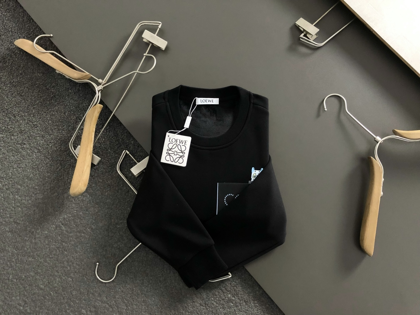 NO:653303,low*velvet version M-XXXl  The 2025 autumn and winter trendy sweatshirts are based on classic pocket cartoon characters and are cleverly spliced with leather pocket elements to break the monotony of traditional sweatshirts and highlight individuality and uninhibitedness. The three-dimensional tailoring fits the body shape and the design is neat and stylish. It can easily lengthen the leg lines and create a casual and free style. High quality  The fabric is stiff and wear-resistant, breathable and comfortable, and is suitable for daily outings or light outdoor scenes. The detailed webbing embellishments add a fashionable texture. Whether it is a casual look with T-shirts and jeans, or a mixed and matched style, it can be easily controlled. It is an indispensable fashion item in the autumn and winter transition seasons.  Available now for sale M-XXXL,,hoodie,sweatshirts,jeans,tees,t-shirt,alexander wang19860909low*加绒版型M-XXXl 2025秋冬潮牌卫衣,以经典口袋卡通人物为主调,巧妙拼接皮口袋元素,打破传统卫衣的单调感,彰显个性与不羁.立体剪裁贴合身形,设计利落有型,轻松拉长腿部线条,打造随性洒脱的休闲风格.优质面料挺括耐磨,兼具透气性与舒适感,适合日常出街或轻户外场景.细节织带点缀,增添时尚质感,无论是搭配T恤牛仔裤的休闲look,还是叠的混搭风,都能轻松驾驭,是秋冬过渡季不可或缺的时尚单品. 现货发售发售M-XXXL,,hoodie,sweatshirts,jeans,tees，t-shirt,alexander wang,Men's clothing