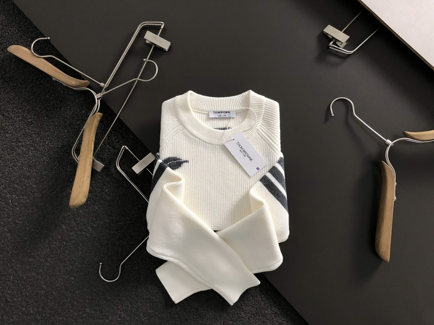 NO:653310,TB*fitted version M-XXXl  The 2025 autumn and winter trendy cardigan is mainly decorated with feather jacquard embellishments and cleverly incorporates the classic three-bar element to break the monotony of traditional woolen sweaters and highlight individuality and uninhibitedness. The three-dimensional tailoring fits the body shape and the design is neat and stylish. It can easily lengthen the leg lines and create a casual and free casual style. High quality  The fabric is stiff and wear-resistant, breathable and comfortable, and is suitable for daily outings or light outdoor scenes. The detailed webbing embellishments add a fashionable texture. Whether it is a casual look with T-shirts and jeans, or a mixed and matched style, it can be easily controlled. It is an indispensable fashion item in the autumn and winter transition seasons.  Available now for sale M-XXXL,,jeans,tees,t-shirt,alexander wang19860909TB*合身版型M-XXXl 2025秋冬潮牌羊毛衫,以羽毛提花点缀为主调,巧妙融入三杠经典元素,打破传统羊毛衫的单调感,彰显个性与不羁.立体剪裁贴合身形,设计利落有型,轻松拉长腿部线条,打造随性洒脱的休闲风格.优质面料挺括耐磨,兼具透气性与舒适感,适合日常出街或轻户外场景.细节织带点缀,增添时尚质感,无论是搭配T恤牛仔裤的休闲look,还是叠的混搭风,都能轻松驾驭,是秋冬过渡季不可或缺的时尚单品. 现货发售发售M-XXXL,,jeans,tees，t-shirt,alexander wang,Men's clothing