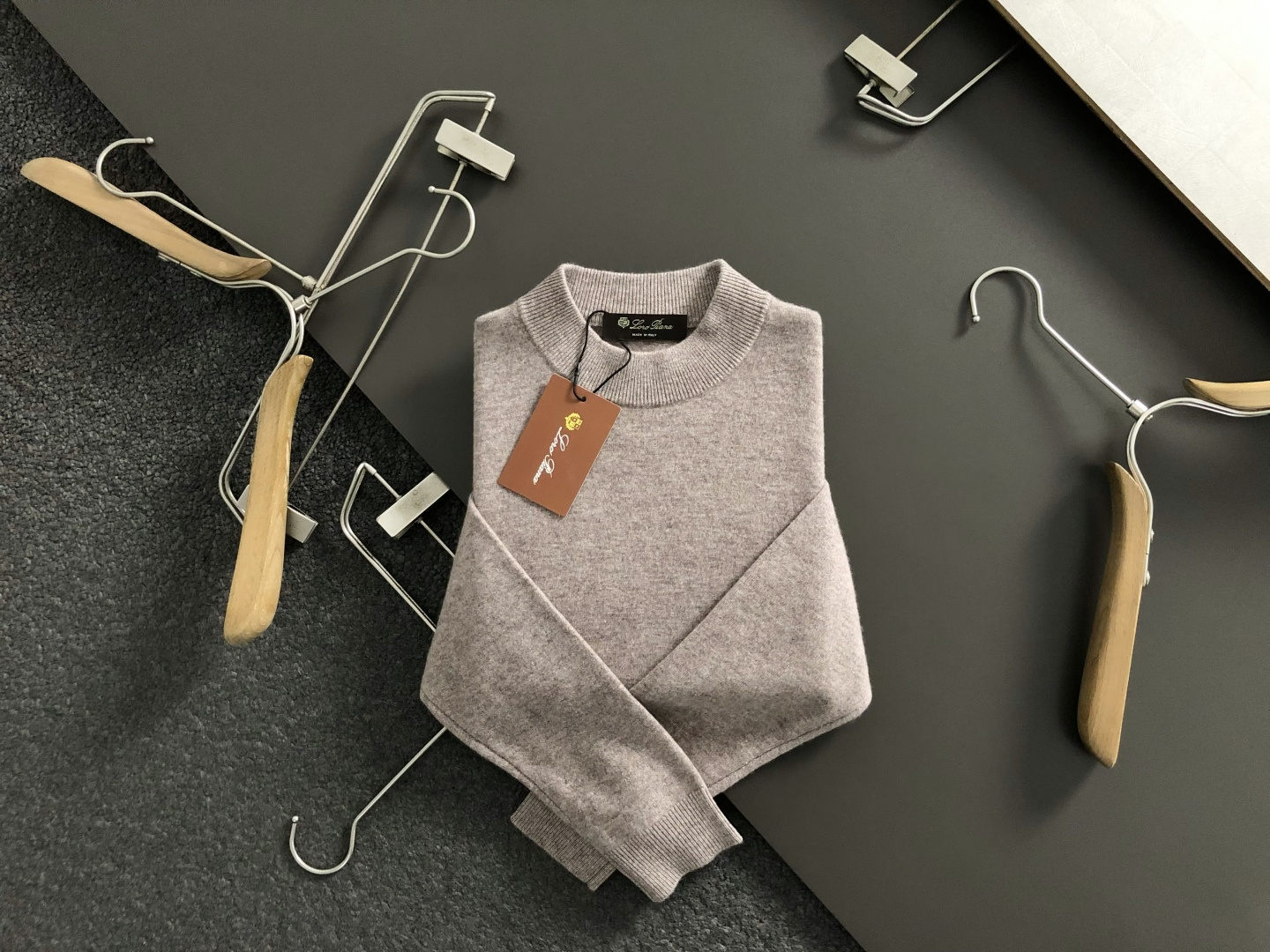 NO:653318,Lp*positive size M-XXXl  The 2025 autumn and winter 100% pure woolen sweaters feature a red floral gauze solid-color versatile collar as the main theme and clever Lp counter elements to break the monotony of traditional woolen sweaters and highlight individuality and uninhibitedness. The three-dimensional tailoring fits the body shape and the design is neat and stylish, easily elongating the leg lines and creating a casual and free casual style.  The high-quality fabric is stiff and wear-resistant, breathable and comfortable, and is suitable for daily outings or light outdoor scenes. The detailed webbing embellishments add a fashionable texture. Whether it is a casual look with T-shirts and jeans, or a mixed style with layers, it can be easily managed. It is an indispensable fashion item in the autumn and winter transition seasons.  Available now for sale M-XXXL,,loro piana,jeans,tees,t-shirt,alexander wang19860909Lp*正码正拍M-XXXl 2025秋冬百分百纯羊毛衫,以红色花纱纯色百搭领为主调,巧妙Lp专柜元素,打破传统羊毛衫的单调感,彰显个性与不羁.立体剪裁贴合身形,设计利落有型,轻松拉长腿部线条,打造随性洒脱的休闲风格.优质面料挺括耐磨,兼具透气性与舒适感,适合日常出街或轻户外场景.细节织带点缀,增添时尚质感,无论是搭配T恤牛仔裤的休闲look,还是叠的混搭风,都能轻松驾驭,是秋冬过渡季不可或缺的时尚单品. 现货发售发售M-XXXL,,loro piana,jeans,tees，t-shirt,alexander wang,Men's clothing