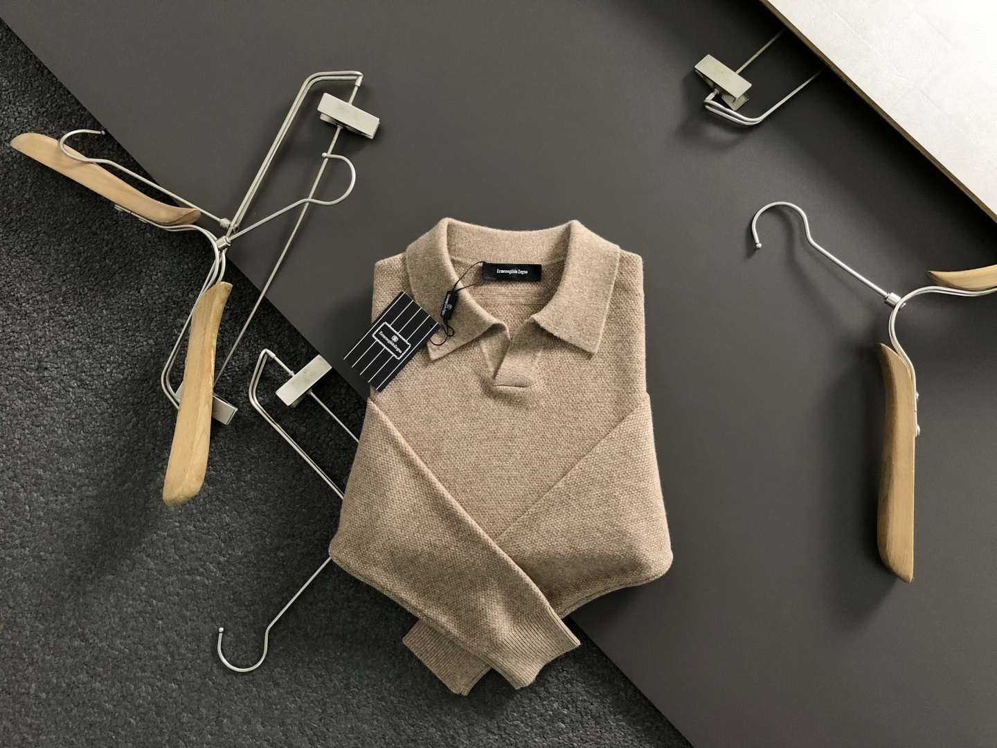 NO:653326,Zeg*positive size m-xxxl  The 2025 autumn and winter old-money cashmere sweater is mainly decorated with seagull neck craft elements and cleverly matched with jacquard parallel bars on the back panel to break the monotony of traditional wool and highlight individuality and uninhibitedness. The three-dimensional tailoring fits the body shape, and the design is neat and stylish, easily elongating the leg lines, creating a casual and free casual style.  The high-quality fabric is comfortable and warm, has both thermal insulation and comfort, and is suitable for daily outings or light outdoor scenes. The triangular jacquard embellishment on the back adds a fashionable texture. Whether it is a casual look with a T-shirt and jeans, or a layered mix and match style, it can be easily managed. It is an indispensable fashion item in the autumn and winter transition seasons.  Spot color,jeans,tees,t-shirt,alexander wang19860909Zeg*正码正拍m-xxxl 2025秋冬老钱羊绒羊毛衫,以海鸥领口工艺元素点缀为主调,巧妙后幅双杠提花搭配元素,打破传统羊毛的单调感,彰显个性与不羁.立体剪裁贴合身形,设计利落有型,轻松拉长腿部线条,打造随性洒脱的休闲风格.优质面料舒适保暖,兼具保温性与舒适感,适合日常出街或轻户外场景.细节后背三角提花点缀,增添时尚质感,无论是搭配T恤牛仔裤的休闲look,还是叠的混搭风,都能轻松驾驭,是秋冬过渡季不可或缺的时尚单品. 现货颜色,,jeans,tees，t-shirt,alexander wang,Men's clothing