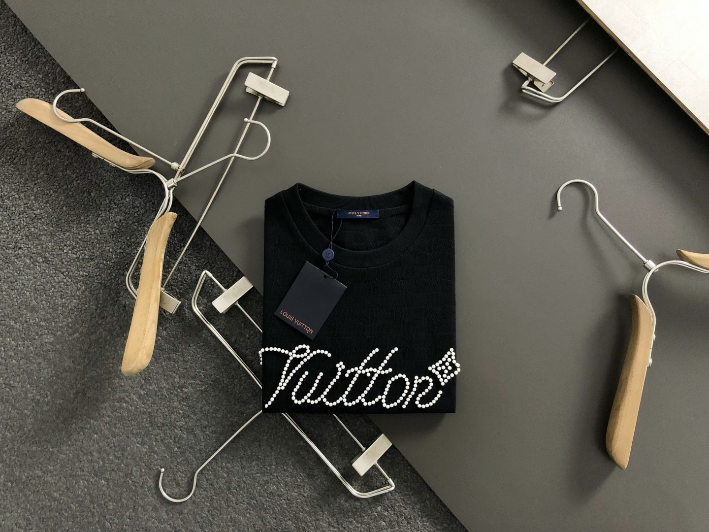 NO:653289,L brand*genuine genuine S-Xl  The 2026 spring and summer short-sleeves feature a checkerboard pattern as the main theme and cleverly incorporate perm arrangement elements to break the monotony of traditional short-sleeves and highlight individuality and uninhibitedness. The three-dimensional tailoring fits the body shape and the design is neat and stylish. It can easily lengthen the leg lines and create a casual and free style. High-quality fabrics are comfortable and secure.  It is warm, has both thermal insulation and comfort, and is suitable for daily outings or light outdoor scenes. The triangular jacquard embellishment on the back adds a fashionable texture. Whether it is a casual look with T-shirts and jeans, or a mixed style layered, it can be easily controlled. It is an indispensable fashion item in the autumn and winter transition seasons.  Spot color black white blue,jeans,T-shirt,tees,t-shirt,alexander wang19860909L牌*正码正牌S-Xl 2026春夏短袖,棋盘格百搭为主调,巧妙融烫钻排列元素,打破传统短袖的单调感,彰显个性与不羁.立体剪裁贴合身形,设计利落有型,轻松拉长腿部线条,打造随性洒脱的休闲风格.优质面料舒适保暖,兼具保温性与舒适感,适合日常出街或轻户外场景.细节后背三角提花点缀,增添时尚质感,无论是搭配T恤牛仔裤的休闲look,还是叠的混搭风,都能轻松驾驭,是秋冬过渡季不可或缺的时尚单品. 现货颜色 黑色 白色 蓝色,,jeans,T-shirt,tees，t-shirt,alexander wang,Men's clothing