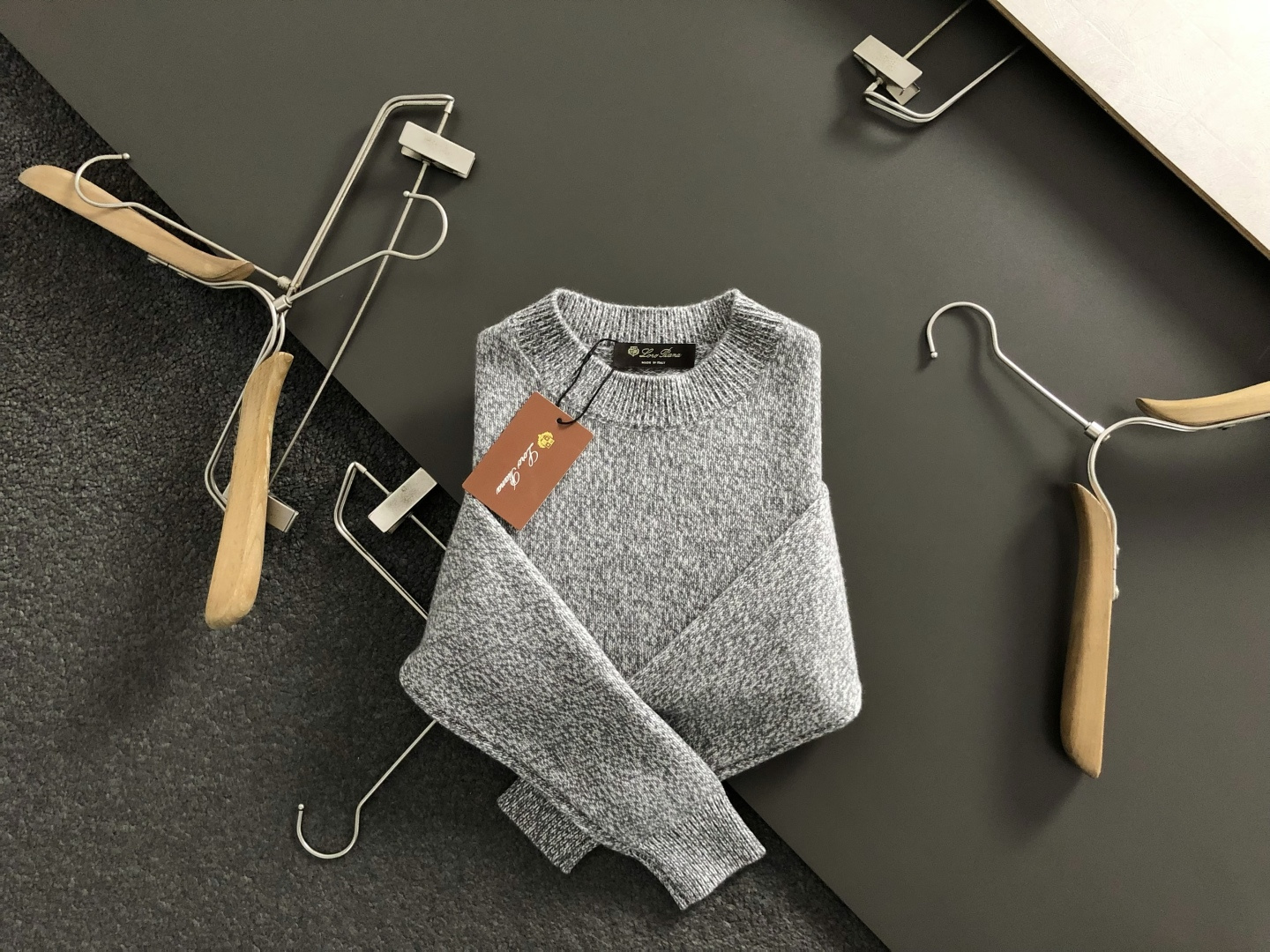 NO:653272,Lp*fitted version M-XXXl  The 2025 autumn and winter trendy brand woolen sweaters feature a red floral gauze solid-color versatile collar as the main theme and clever Lp counter elements to break the monotony of traditional woolen sweaters and highlight individuality and uninhibitedness. The three-dimensional tailoring fits the body shape and the design is neat and stylish. It can easily lengthen the leg lines and create a casual and free casual style. Excellent  The high-quality fabric is crisp and wear-resistant, with both breathability and comfort, making it suitable for daily outings or light outdoor scenes. The detailed webbing embellishments add a fashionable texture. Whether it is a casual look with T-shirts and jeans, or a mixed style with layers, it can be easily managed. It is an indispensable fashion item in the autumn and winter transition seasons.  Available now for sale M-XXXL,,loro piana,jeans,tees,t-shirt,alexander wang19860909Lp*合身版型M-XXXl 2025秋冬潮牌羊毛衫,以红色花纱纯色百搭领为主调,巧妙Lp专柜元素,打破传统羊毛衫的单调感,彰显个性与不羁.立体剪裁贴合身形,设计利落有型,轻松拉长腿部线条,打造随性洒脱的休闲风格.优质面料挺括耐磨,兼具透气性与舒适感,适合日常出街或轻户外场景.细节织带点缀,增添时尚质感,无论是搭配T恤牛仔裤的休闲look,还是叠的混搭风,都能轻松驾驭,是秋冬过渡季不可或缺的时尚单品. 现货发售发售M-XXXL,,loro piana,jeans,tees，t-shirt,alexander wang,Men's clothing