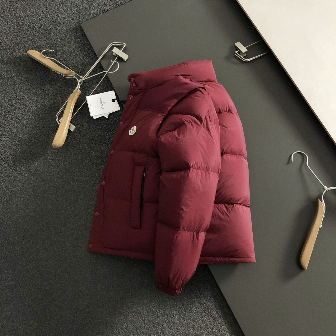 NO:653341,Prad** double-sided version 48-56  The 2025 autumn and winter 90 white duck down is mainly decorated with double-sided triangle logos and incorporates detachable and multi-functional wearing elements to break the monotony of traditional down and highlight individuality and uninhibitedness. The three-dimensional tailoring fits the body shape and the design is neat and stylish. It can easily lengthen the leg lines and create a casual and free style. High quality  The fabric is comfortable and warm, has both thermal insulation and comfort, and is suitable for daily outings or light outdoor scenes. The triangular jacquard embellishment on the back adds a fashionable texture. Whether it is a casual look with a T-shirt and jeans, or a layered mix and match style, it can be easily controlled. It is an indispensable fashion item in the autumn and winter transition seasons.  Spot color black white, prada, jeans, tees, t-shirt, down jacket, alexander wang19860909Prad**双面版型48-56 2025秋冬90白鸭绒羽绒,以双面三角标点缀为主调,融入可拆卸多功能穿搭元素,打破传统羽绒的单调感,彰显个性与不羁.立体剪裁贴合身形,设计利落有型,轻松拉长腿部线条,打造随性洒脱的休闲风格.优质面料舒适保暖,兼具保温性与舒适感,适合日常出街或轻户外场景.细节后背三角提花点缀,增添时尚质感,无论是搭配T恤牛仔裤的休闲look,还是叠的混搭风,都能轻松驾驭,是秋冬过渡季不可或缺的时尚单品. 现货颜色 黑色 白色,,prada,jeans,tees，t-shirt,down jacket,alexander wang,Men's clothing