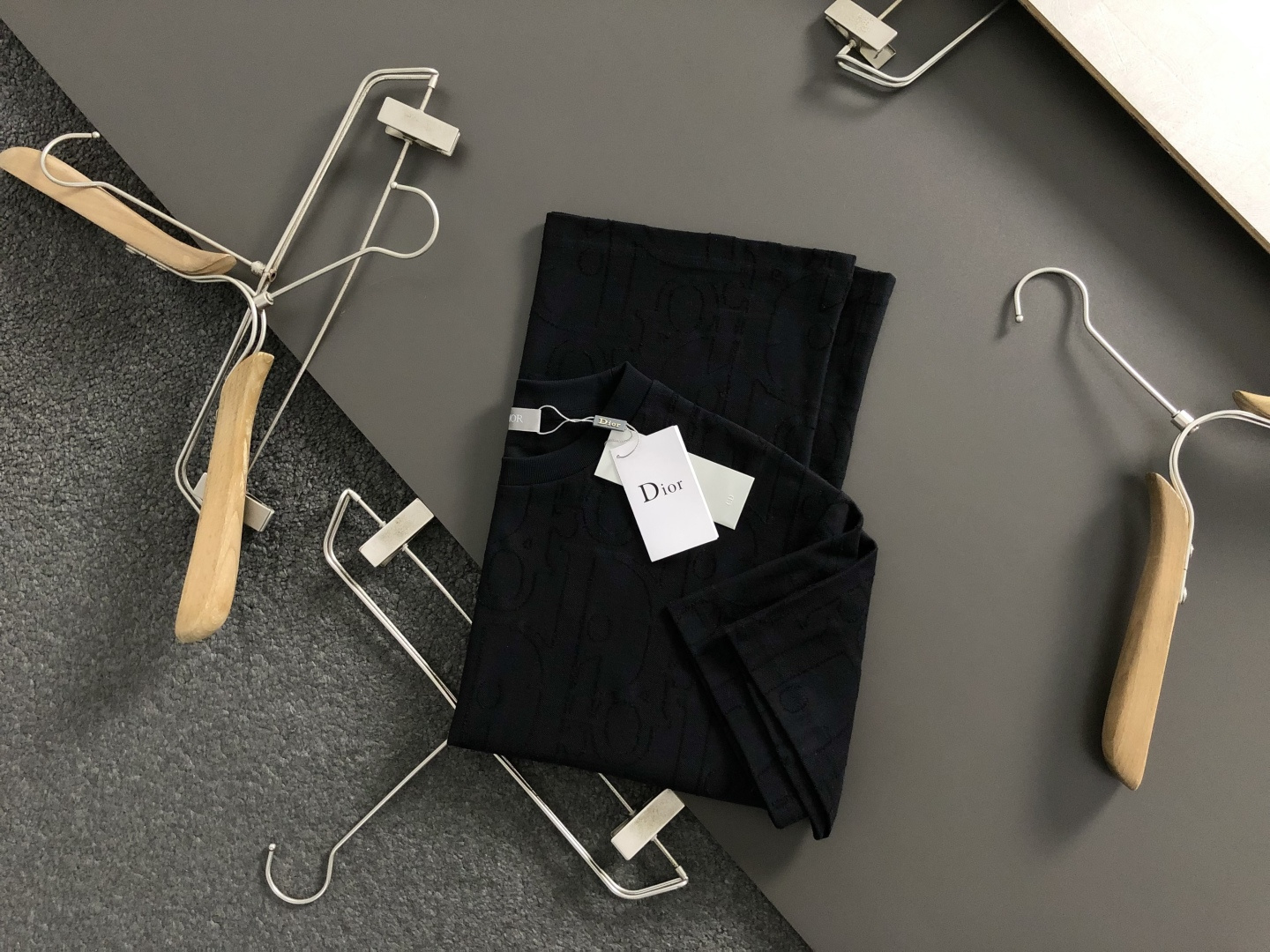 NO:653334,Dir*genuine genuine S-Xl  2026 spring and summer short sleeves, three-color three-dimensional burnt flower craftsmanship as the main theme, cleverly integrated with letter arrangement elements, breaking the monotony of traditional short sleeves, showing personality and uninhibitedness. Three-dimensional tailoring fits the body shape, and the design is neat and stylish, easily elongating the leg lines, creating a casual and free casual style. High-quality fabrics  Comfortable and warm, with both thermal insulation and comfort, it is suitable for daily outings or light outdoor scenes. The triangular jacquard embellishment on the back adds a fashionable texture. Whether it is a casual look with a T-shirt and jeans, or a layered mix and match style, it can be easily controlled. It is an indispensable fashion item in the autumn and winter transition seasons.  Spot color black white blue,jeans,T-shirt,tees,t-shirt,alexander wang19860909Dir*正码正牌S-Xl 2026春夏短袖,3色立体烧花工艺百搭为主调,巧妙融入字母排列元素,打破传统短袖的单调感,彰显个性与不羁.立体剪裁贴合身形,设计利落有型,轻松拉长腿部线条,打造随性洒脱的休闲风格.优质面料舒适保暖,兼具保温性与舒适感,适合日常出街或轻户外场景.细节后背三角提花点缀,增添时尚质感,无论是搭配T恤牛仔裤的休闲look,还是叠的混搭风,都能轻松驾驭,是秋冬过渡季不可或缺的时尚单品. 现货颜色 黑色 白色 蓝色,,jeans,T-shirt,tees，t-shirt,alexander wang,Men's clothing