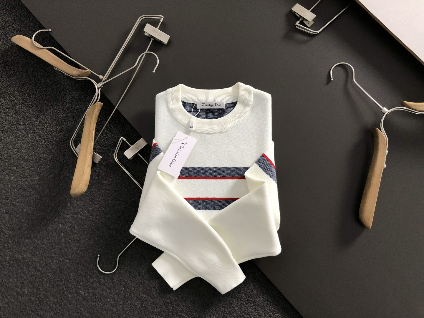 NO:653309,Dir*fitted fit M-XXXl  The 2025 autumn and winter trendy brand wool sweaters are mainly decorated with stripes and contrasting jacquards, and are cleverly integrated into the hem zipper elements. The jacquards arranged all over the back break the monotony of traditional wool sweaters, highlighting individuality and uninhibitedness. The three-dimensional tailoring fits the body shape, and the design is neat and stylish, easily elongating the leg lines, creating a casual and free leisure style.  Style. The high-quality fabric is stiff and wear-resistant, breathable and comfortable, suitable for daily outings or light outdoor scenes. Detailed webbing embellishments add a fashionable texture. Whether it is a casual look with T-shirts and jeans, or a mixed style layered, it can be easily controlled. It is an indispensable fashion item in the autumn and winter transition seasons.  Available now for sale M-XXXL,,jeans,tees,t-shirt,alexander wang19860909Dir*合身版型M-XXXl 2025秋冬潮牌羊毛衫,以条纹撞色提花点缀为主调,巧妙融入下摆拉链元素,后幅满幅排列提花打破传统羊毛衫的单调感,彰显个性与不羁.立体剪裁贴合身形,设计利落有型,轻松拉长腿部线条,打造随性洒脱的休闲风格.优质面料挺括耐磨,兼具透气性与舒适感,适合日常出街或轻户外场景.细节织带点缀,增添时尚质感,无论是搭配T恤牛仔裤的休闲look,还是叠的混搭风,都能轻松驾驭,是秋冬过渡季不可或缺的时尚单品. 现货发售发售M-XXXL,,jeans,tees，t-shirt,alexander wang,Men's clothing