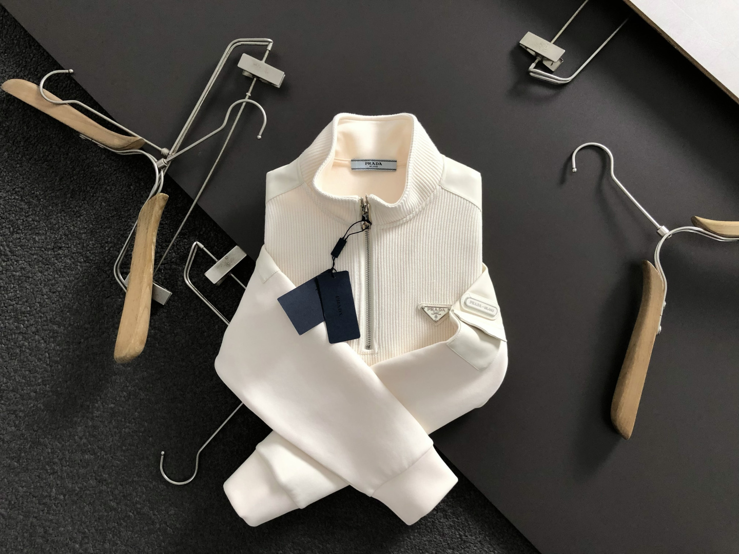 NO:653317,PRAD*fitted version M-XXXl  The 2025 autumn and winter fashion brand Yunrou genuine leather splicing sweatshirt is mainly decorated with classic triangle elements and cleverly integrated with metal zipper pocket elements to break the monotony of traditional sweatshirts and highlight individuality and uninhibitedness. The three-dimensional tailoring fits the body shape and the design is neat and stylish. It can easily lengthen the leg lines and create a casual and free leisure style.  Style. The high-quality fabric is stiff and wear-resistant, breathable and comfortable, suitable for daily outings or light outdoor scenes. Detailed webbing embellishments add a fashionable texture. Whether it is a casual look with T-shirts and jeans, or a mixed style layered, it can be easily controlled. It is an indispensable fashion item in the autumn and winter transition seasons.  现货发售发售M-XXXL,,prada,hoodie,sweatshirts,jeans,tees，t-shirt,alexander wang19860909PRAD*合身版型M-XXXl 2025秋冬潮牌云柔真皮拼接卫衣,以经典三角元素融点缀为主调,巧妙融入金属拉链口袋元素,打破传统卫衣的单调感,彰显个性与不羁.立体剪裁贴合身形,设计利落有型,轻松拉长腿部线条,打造随性洒脱的休闲风格.优质面料挺括耐磨,兼具透气性与舒适感,适合日常出街或轻户外场景.细节织带点缀,增添时尚质感,无论是搭配T恤牛仔裤的休闲look,还是叠的混搭风,都能轻松驾驭,是秋冬过渡季不可或缺的时尚单品. 现货发售发售M-XXXL,,prada,hoodie,sweatshirts,jeans,tees，t-shirt,alexander wang,Men's clothing