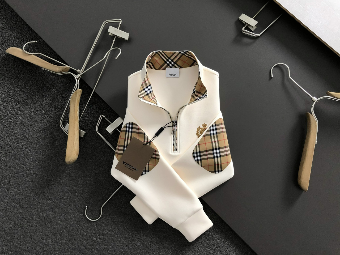 NO:653333,BBR* fit version M-XXXL 2025 Autumn and Winter Yunrou series zipper plaid patch design with medal logo lining, brushed fashionable versatile stand-up collar sweatshirt long sleeves, exquisite craft counter fabrics, top-notch elements, complete 3 standards, trendy men's fashion, unparalleled in terms of upper body comfort and existence 170-135(M) 175-150(L)  178-160(XL)180-170(XXL) 180-180(XXXL) your,,hoodie,sweatshirts,alexander wang19860909BBR*合身版型M-XXXL 2025秋冬云柔系列拉链格纹补丁设计融合勋章logo内里拉绒时尚百搭立领卫衣长袖,精致工艺专柜面料,顶级元素融合打造,3标齐全,潮男时尚,无论是上身舒适度还是都是无可比拟的存在 170-135(M) 175-150(L) 178-160(XL)180-170(XXL) 180-180(XXXL) your,,hoodie,sweatshirts,alexander wang,Men's clothing