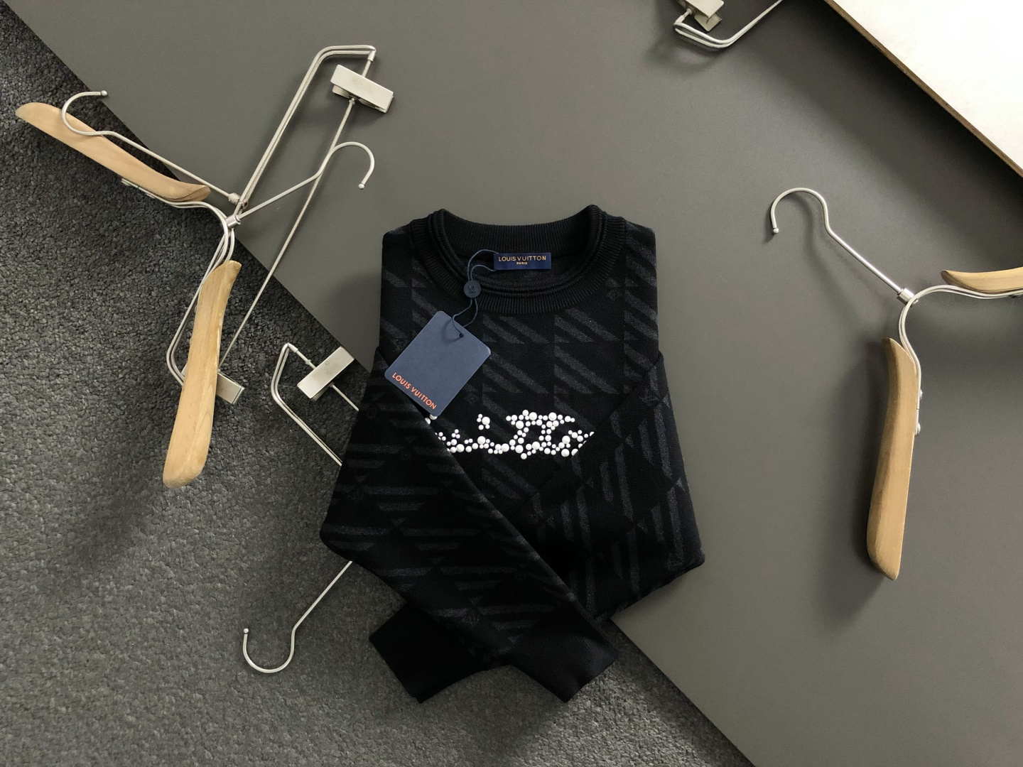 NO:653269,L brand*fitted version M-XXXl  The 2025 autumn and winter trendy brand wool sweaters are mainly decorated with black and gray jacquards, and are cleverly integrated with pearl beaded letter elements to break the monotony of traditional wool sweaters and highlight individuality and uninhibitedness. The three-dimensional tailoring fits the body shape, and the design is neat and stylish, easily elongating the leg lines, creating a casual and free casual style. Excellent  The high-quality fabric is crisp and wear-resistant, with both breathability and comfort, making it suitable for daily outings or light outdoor scenes. The detailed webbing embellishments add a fashionable texture. Whether it is a casual look with T-shirts and jeans, or a mixed style with layers, it can be easily managed. It is an indispensable fashion item in the autumn and winter transition seasons.  Available now for sale M-XXXL,,jeans,tees,t-shirt,alexander wang19860909L牌*合身版型M-XXXl 2025秋冬潮牌羊毛衫,以黑灰提花点缀为主调,巧妙融入珍珠烫珠字母元素,打破传统羊毛衫的单调感,彰显个性与不羁.立体剪裁贴合身形,设计利落有型,轻松拉长腿部线条,打造随性洒脱的休闲风格.优质面料挺括耐磨,兼具透气性与舒适感,适合日常出街或轻户外场景.细节织带点缀,增添时尚质感,无论是搭配T恤牛仔裤的休闲look,还是叠的混搭风,都能轻松驾驭,是秋冬过渡季不可或缺的时尚单品. 现货发售发售M-XXXL,,jeans,tees，t-shirt,alexander wang,Men's clothing