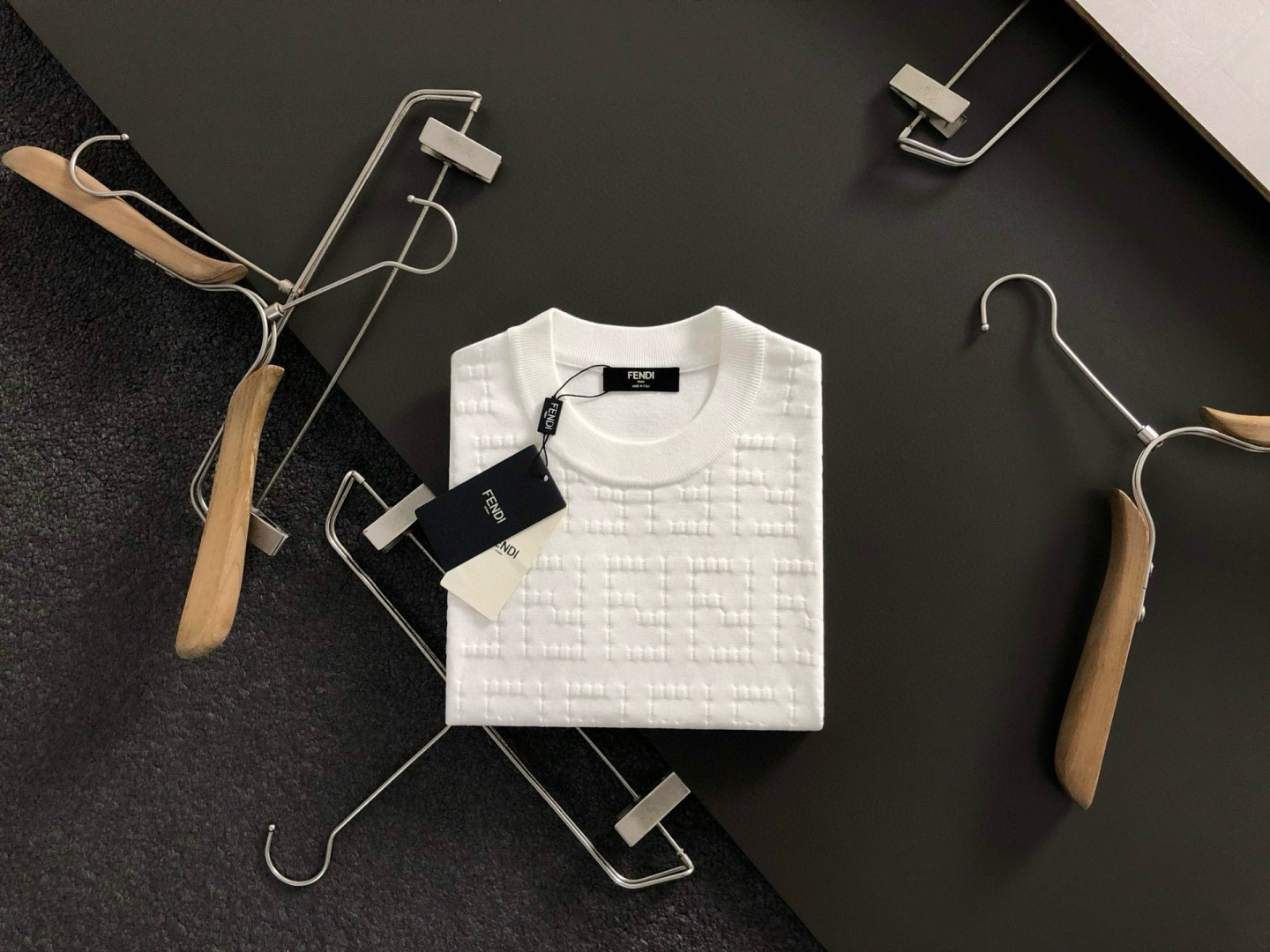 NO:653286,FEND* bottoming tool M-XXXL 2025 autumn and winter double F fashionable versatile wool short sleeves, exquisite crafts counter fabrics, top-notch elements, classic short sleeves complete with 3 labels, trendy men's fashion, both upper body comfort and unparalleled existence 170-135 (M) 175-150 (L) 178-160 (XL) 180-170 (XXL)  180-180(XXXL) your,,fendi,T-shirt,alexander wang19860909FEND*打底神器M-XXXL 2025秋冬双F时尚百搭羊毛短袖,精致工艺专柜面料,顶级元素融合打造,经典短袖3标齐全,潮男时尚,无论是上身舒适度还是都是无可比拟的存在 170-135(M) 175-150(L) 178-160(XL)180-170(XXL) 180-180(XXXL) your,,fendi,T-shirt,alexander wang,Men's clothing