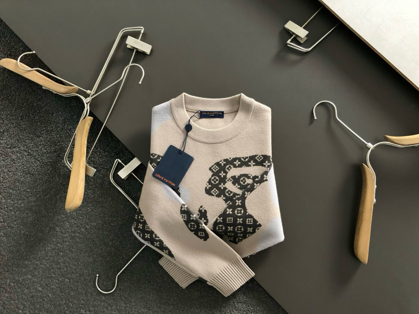 NO:653277,L brand ** fit version M-XXXL 2025 new autumn and winter face black and white gray jacquard letter laminated fusion crew neck sweater, exquisite crafts counter fabrics, top-level elements fusion, complete 3 standards, trendy men's fashion, both upper body comfort and unparalleled existence 170-130 (M) 175-145 (L) 178-155 (XL) 180-165 (XXL)  180-180(XXXL) your,,alexander wang19860909L牌**合身版型M-XXXL 2025秋冬新款人脸黑白灰提花字母压胶融合圆领针织衫,精致工艺专柜面料,顶级元素融合打造,3标齐全,潮男时尚,无论是上身舒适度还是都是无可比拟的存在 170-130(M) 175-145(L) 178-155(XL)180-165(XXL) 180-180(XXXL) your,,alexander wang,Men's clothing