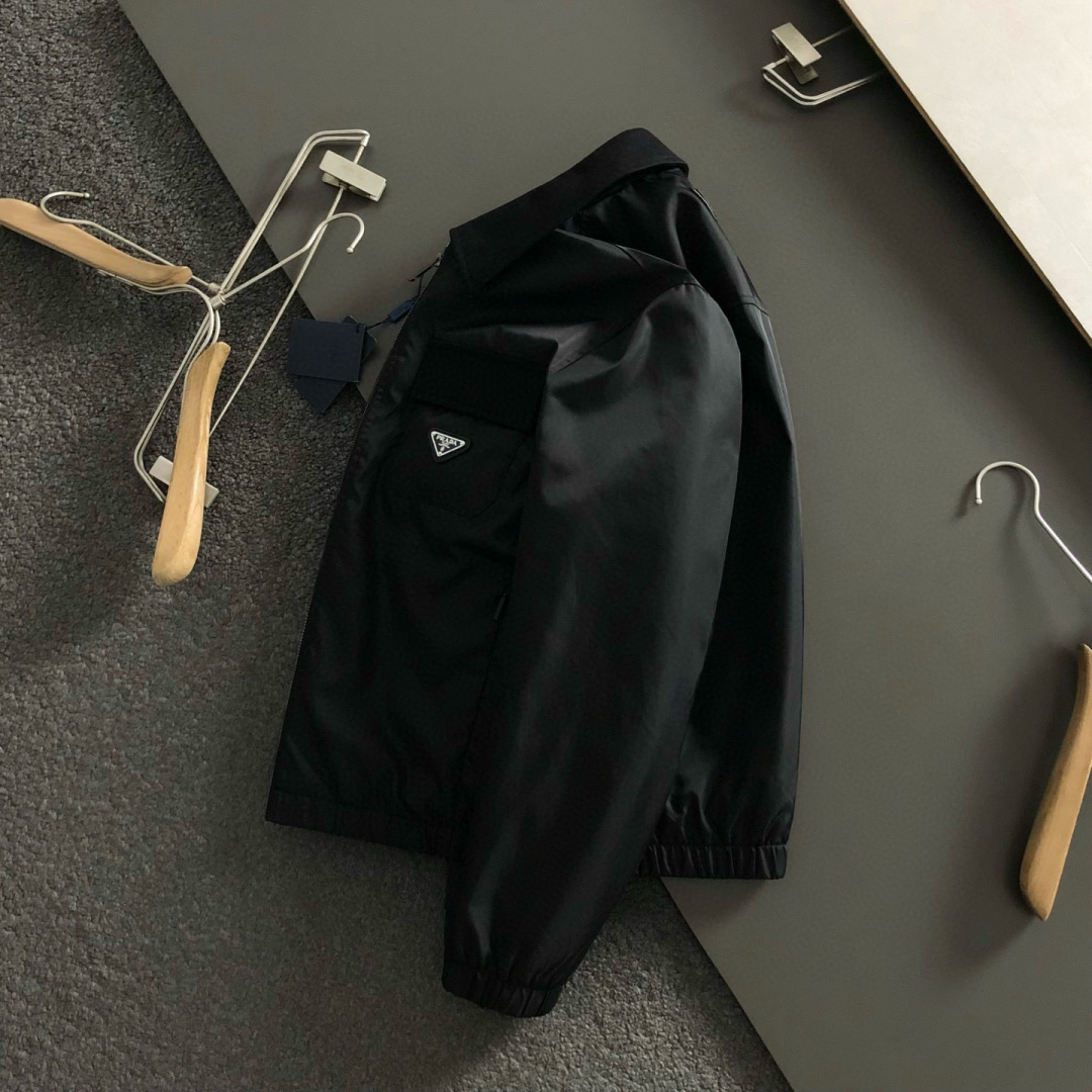 NO:653294,PRAD* fitted version M-XXXL 25 top spliced collar metal triangle logo fused lapel thin cotton jacket, trendy casual jacket, solid color simple style with meticulous craftsman counter fabric, classic elements fusion, complete 3 standards, trendy men's fashion, both upper body comfort and unparalleled existence 170-130 (M) 175-145 (L) 178-155 (XL) 178-165 (XXL)  180-175(XXXL),,prada,jackets & coats,jackets & coats,alexander wang19860909PRAD*合身版型M-XXXL 25顶级拼接领口金属三角标融合翻领薄棉夹克,潮流休闲外套,纯色简约款细致工艺专柜面料,经典元素融合打造,3标齐全,潮男时尚,无论是上身舒适度还是都是无可比拟的存在 170-130(M) 175-145(L) 178-155 (XL)178-165(XXL) 180-175(XXXL),,prada,jackets & coats,jackets & coats,alexander wang,Men's clothing