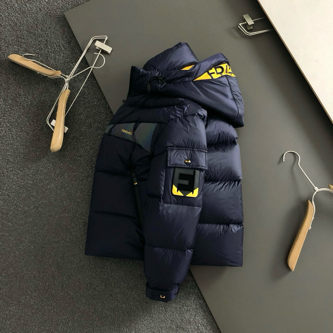 NO:653280,FEN* fit version 48-58 25 new new fabric blue little monster stitching style integrates versatile multi-pocket design, counter accessories create 90 down duck down hooded down jacket, small label processing on the shoulders, multi-process design, simple solid color fabric top design down, warm and fashionable super hot style, made of metal buckles, a model sold simultaneously by Lane Crawford. The version is three-dimensional, three-dimensional tailoring in line with human body functional aesthetics, the minimalist tone is very handsome. Number of yards  48-56,,fendi,jackets & coats,down jacket,hats,alexander wang19860909FEN*合身版型48-58 25新款新面料蓝色小怪兽拼接款融合百搭多口袋设计,专柜附件打造90绒鸭绒连帽羽绒外套,肩部小标处理,多工艺设计,简约纯色面料顶级设计款羽绒,保暖时尚超级爆款,金属扣打造,连卡佛同步售卖的一个款 版型立体,符合人体机能美学的立体剪裁,极简的调性很帅气.码数 48-56,,fendi,jackets & coats,down jacket,hats,alexander wang,Men's clothing