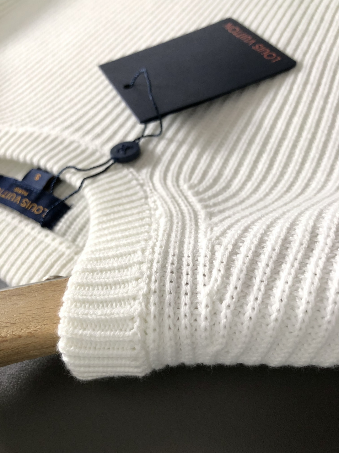 L牌*合身版型S-Xl2025秋冬潮牌羊毛衫，以7针坑条元素点缀为主调，巧妙字母刺绣搭配元素，打破传统羊