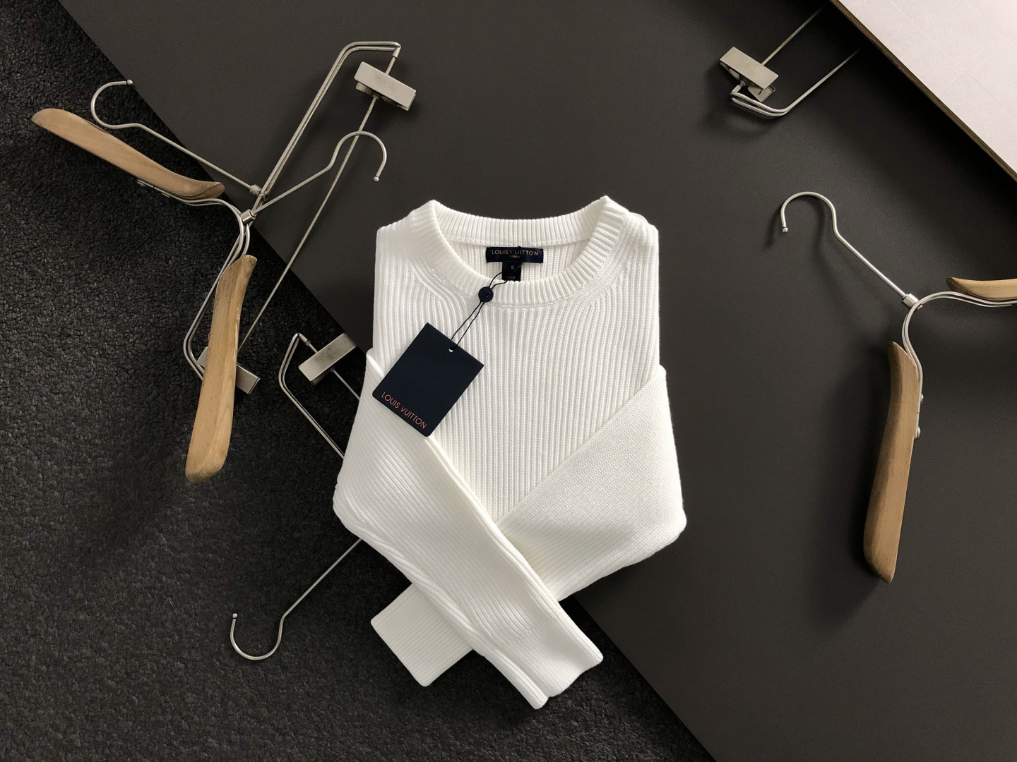 L牌*合身版型S-Xl2025秋冬潮牌羊毛衫，以7针坑条元素点缀为主调，巧妙字母刺绣搭配元素，打破传统羊