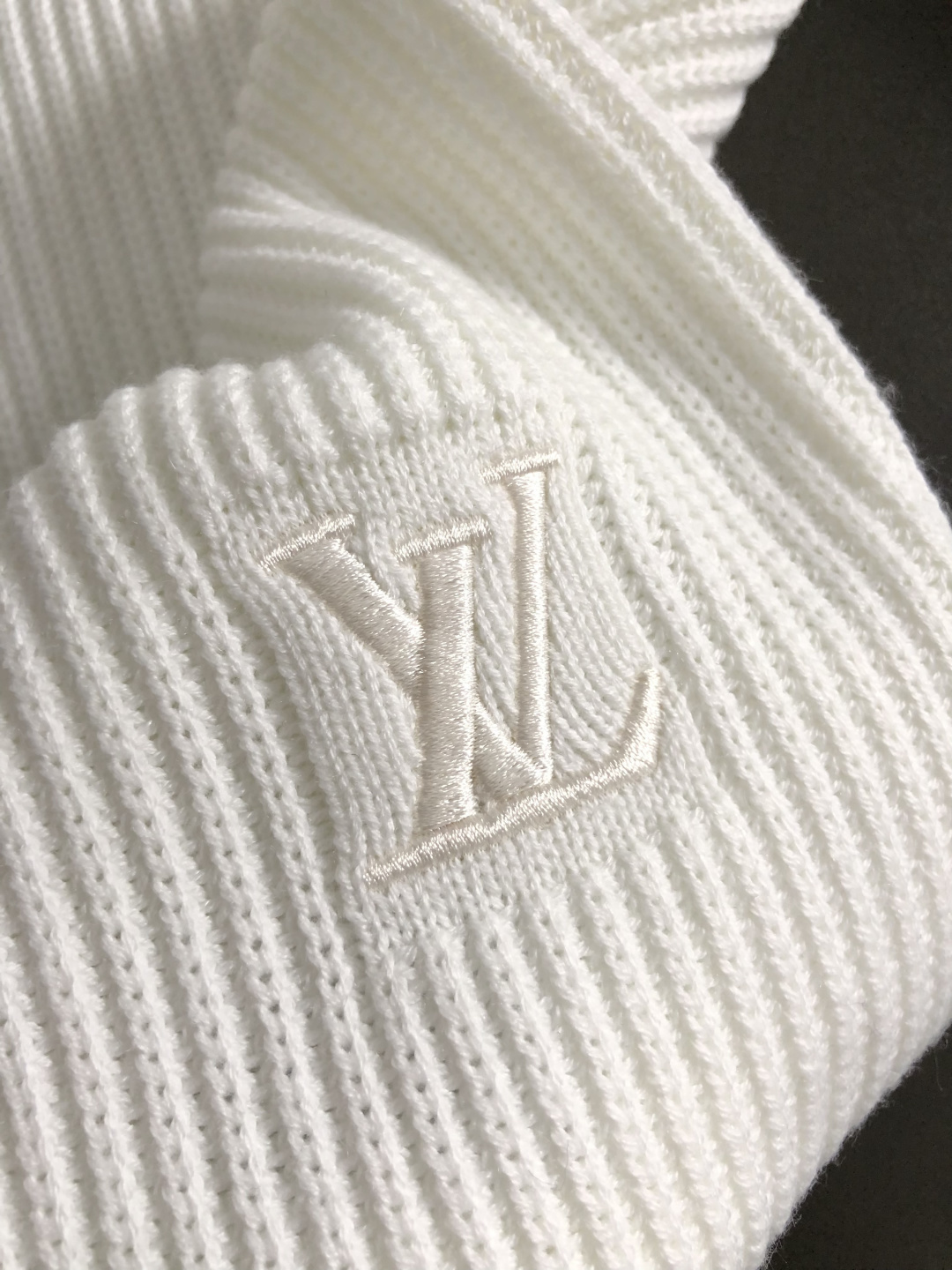 L牌*合身版型S-Xl2025秋冬潮牌羊毛衫，以7针坑条元素点缀为主调，巧妙字母刺绣搭配元素，打破传统羊