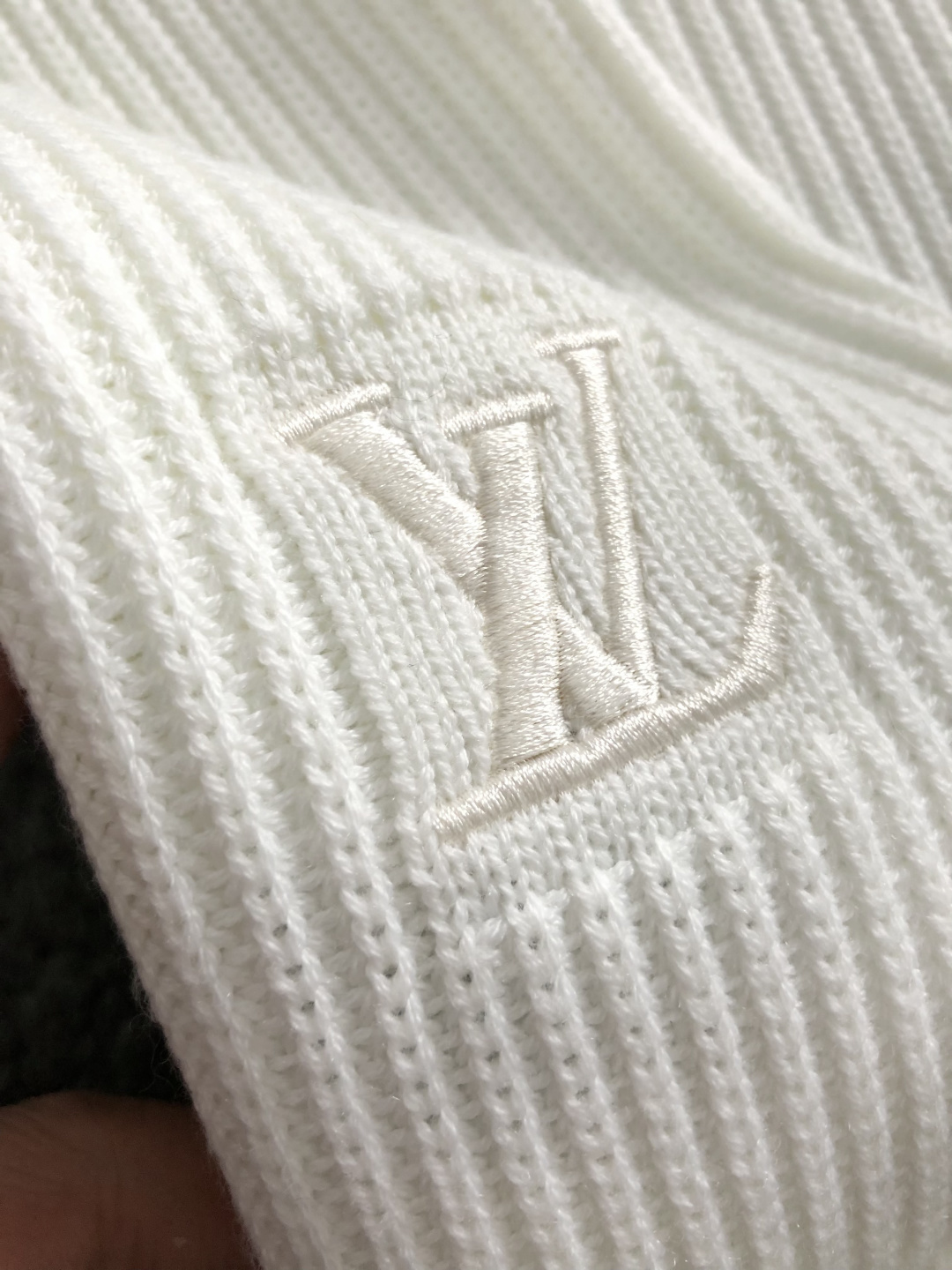 L牌*合身版型S-Xl2025秋冬潮牌羊毛衫，以7针坑条元素点缀为主调，巧妙字母刺绣搭配元素，打破传统羊