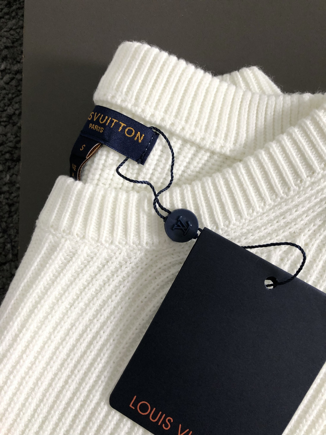 L牌*合身版型S-Xl2025秋冬潮牌羊毛衫，以7针坑条元素点缀为主调，巧妙字母刺绣搭配元素，打破传统羊