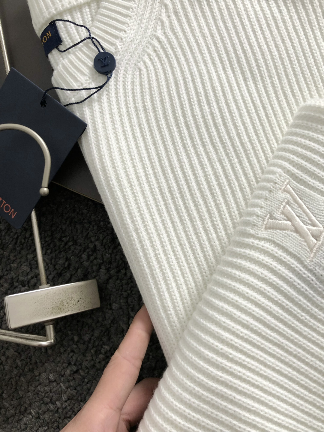 L牌*合身版型S-Xl2025秋冬潮牌羊毛衫，以7针坑条元素点缀为主调，巧妙字母刺绣搭配元素，打破传统羊