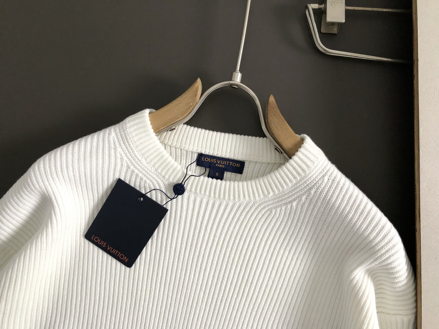 L牌*合身版型S-Xl2025秋冬潮牌羊毛衫，以7针坑条元素点缀为主调，巧妙字母刺绣搭配元素，打破传统羊