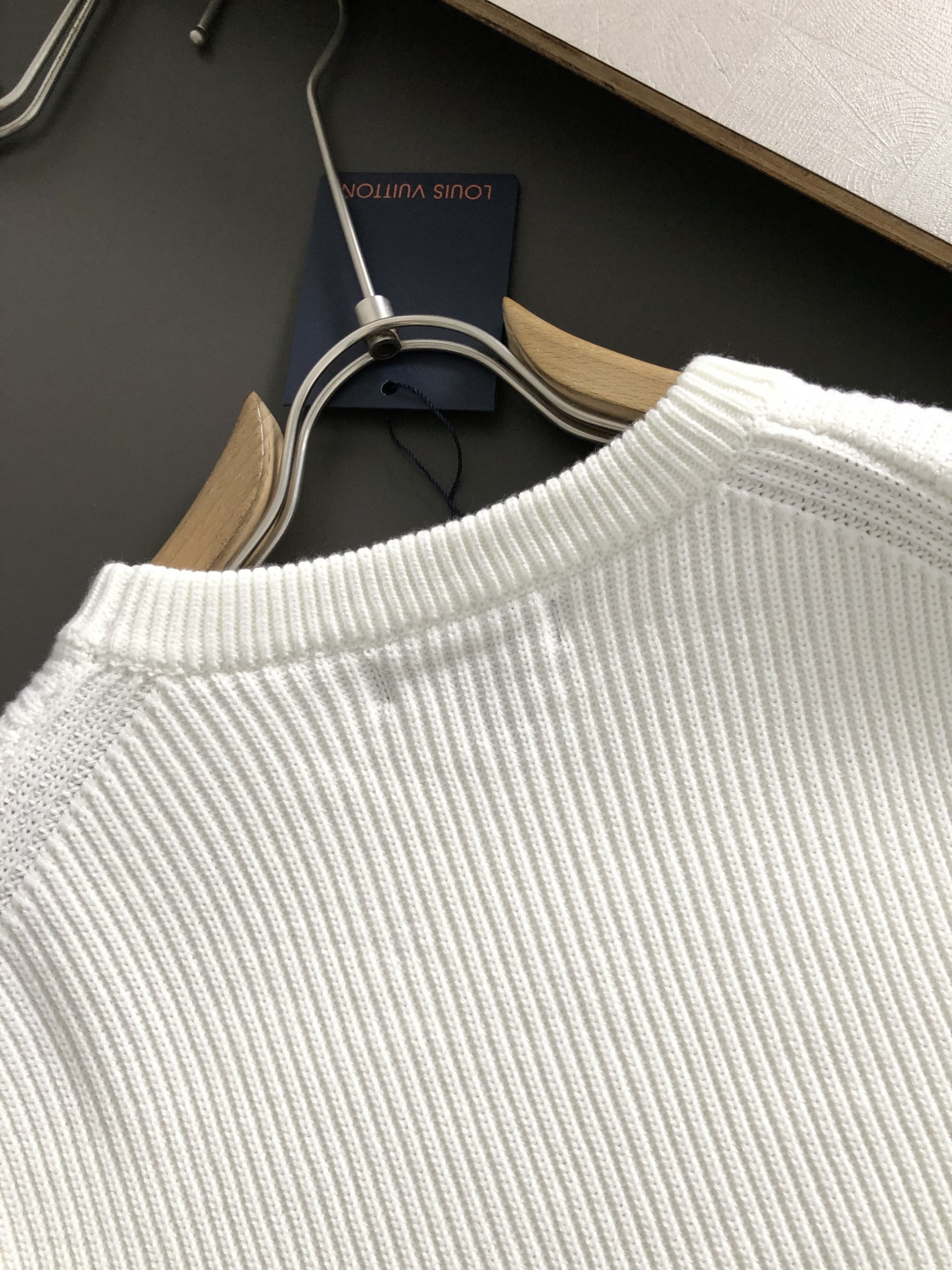 L牌*合身版型S-Xl2025秋冬潮牌羊毛衫，以7针坑条元素点缀为主调，巧妙字母刺绣搭配元素，打破传统羊