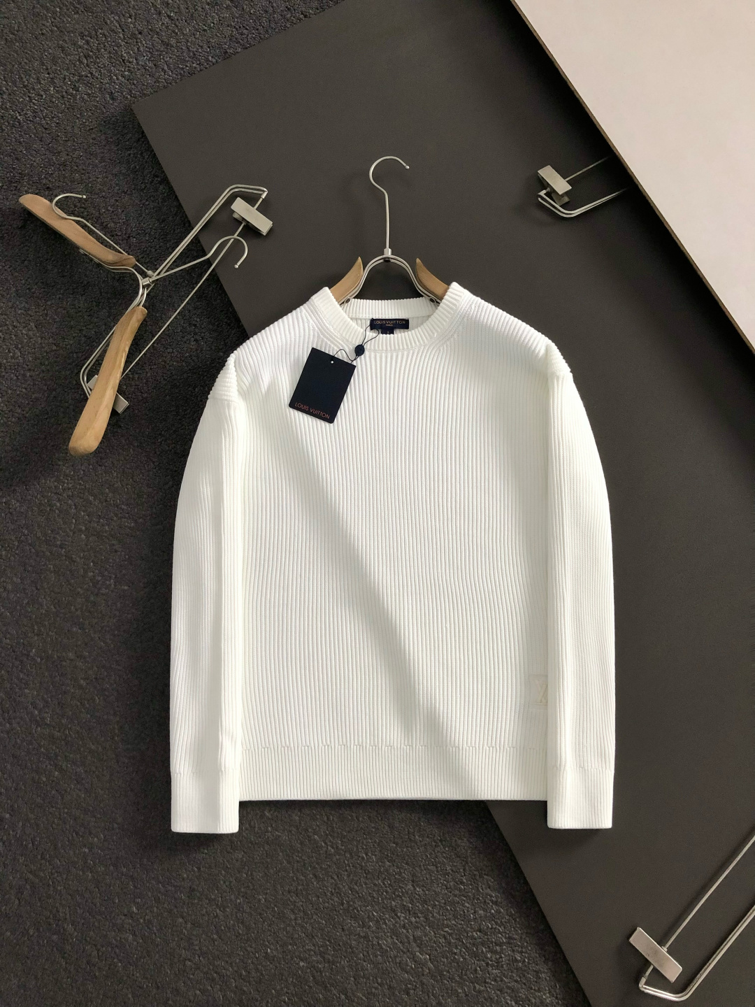 L牌*合身版型S-Xl2025秋冬潮牌羊毛衫，以7针坑条元素点缀为主调，巧妙字母刺绣搭配元素，打破传统羊