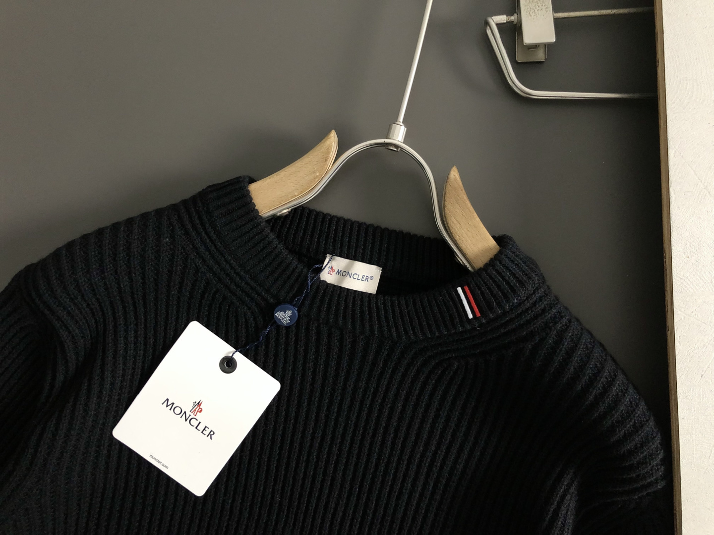 Mon*微宽版型S-Xl2025秋冬潮牌羊毛针织开衫，以领口刺绣点缀为主调，巧妙融入袖标元素，打破传统针