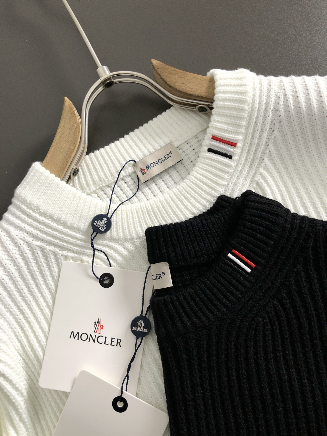 Mon*微宽版型S-Xl2025秋冬潮牌羊毛针织开衫，以领口刺绣点缀为主调，巧妙融入袖标元素，打破传统针