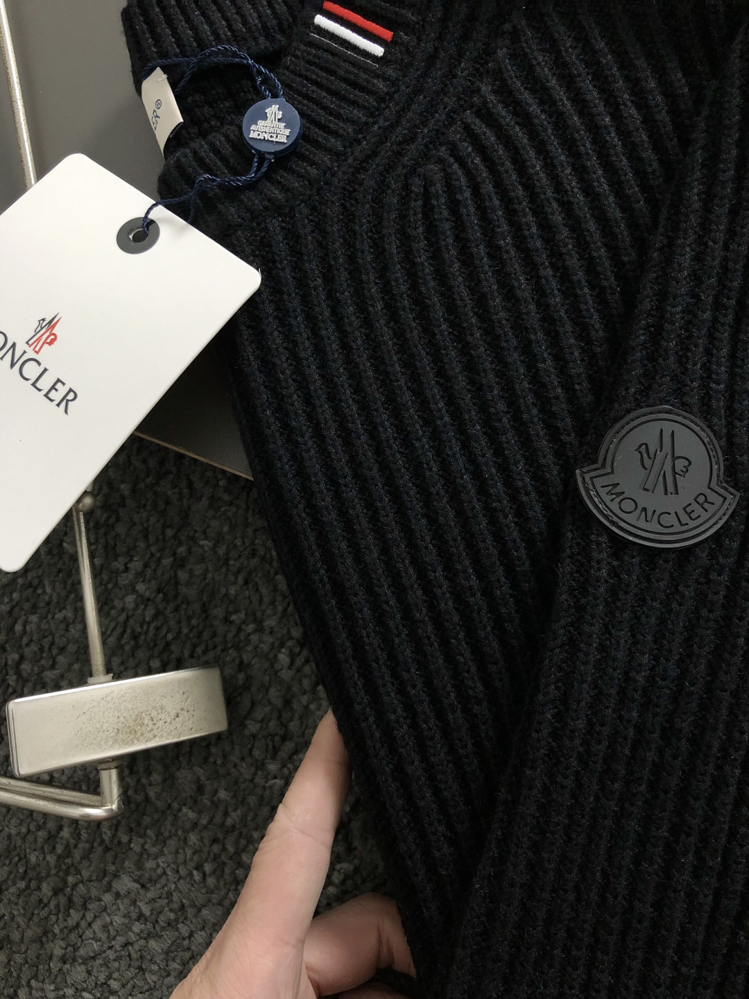 Mon*微宽版型S-Xl2025秋冬潮牌羊毛针织开衫，以领口刺绣点缀为主调，巧妙融入袖标元素，打破传统针